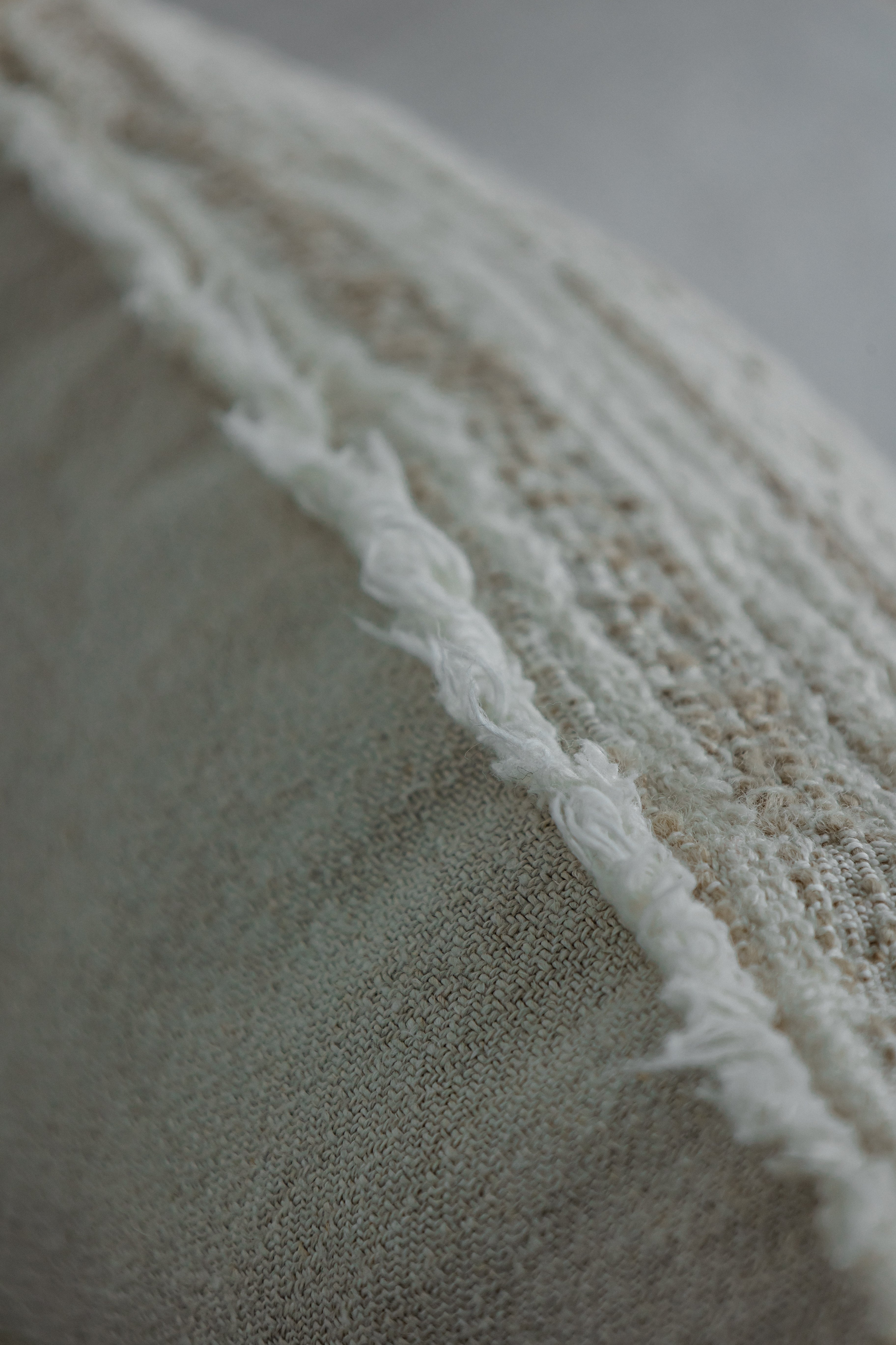 „LIVORNO“ Kissen – Limited Edition 45×45 cm | Handmade Leinen-Woll-Mix mit feinen Fransen