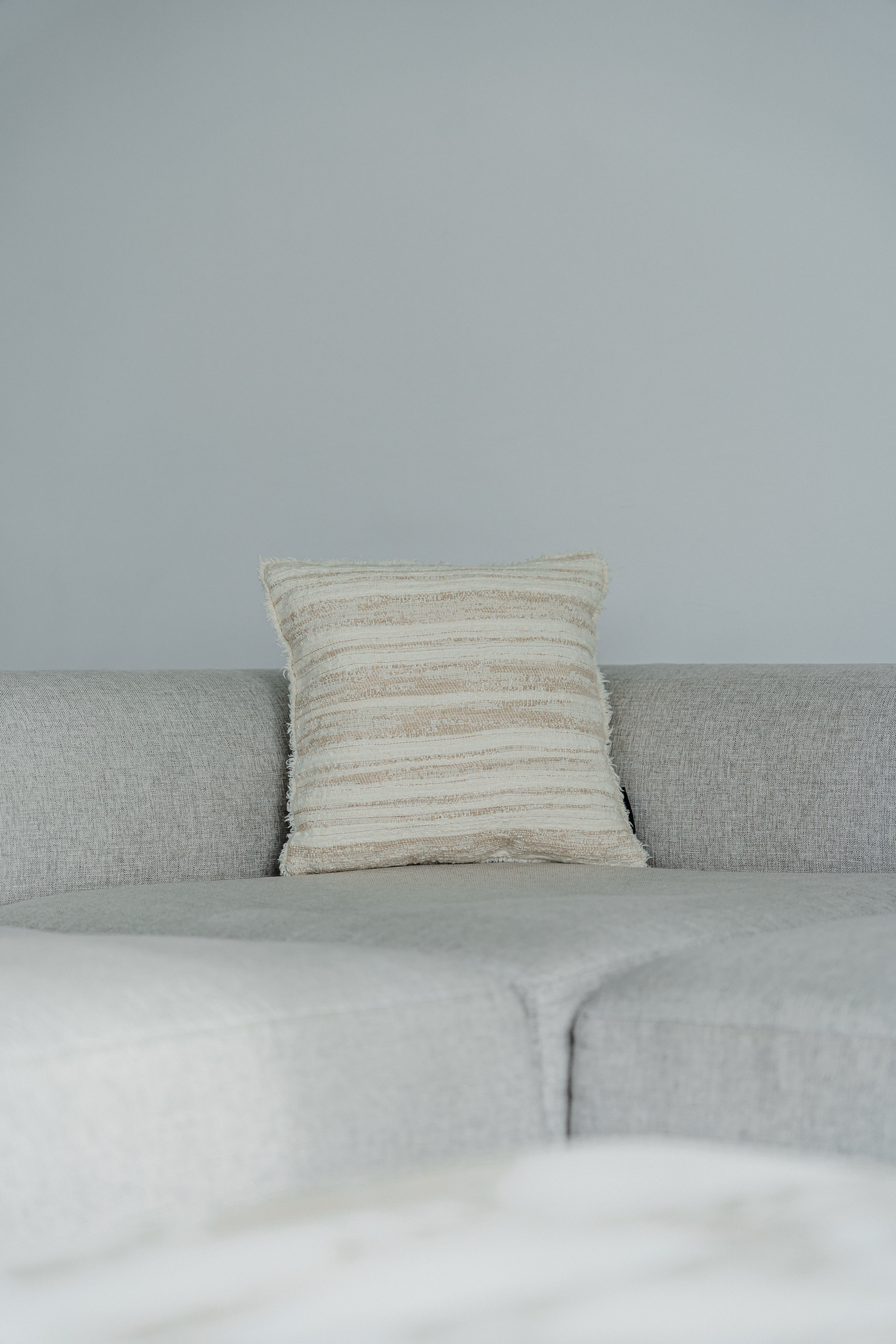 „LIVORNO“ Kissen – Limited Edition 45×45 cm | Handmade Leinen-Woll-Mix mit feinen Fransen