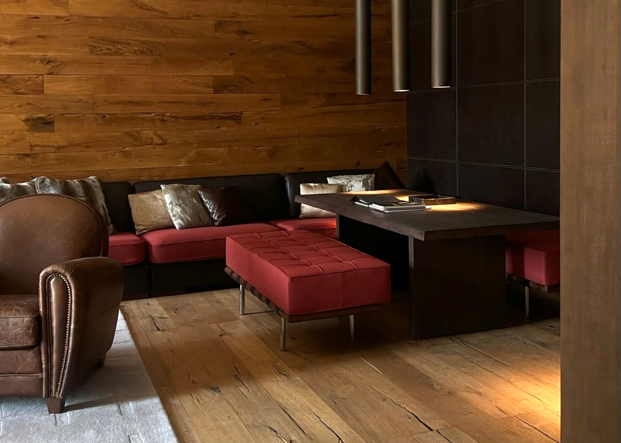 Suite im The Chedi Andermatt mit neu gewechselten Textilien, maßgefertigten Bench-Polstern, frischen Sofa-Covers und hochwertigem Schaumstoff aus der Martin-Gabriel-Kollektion.