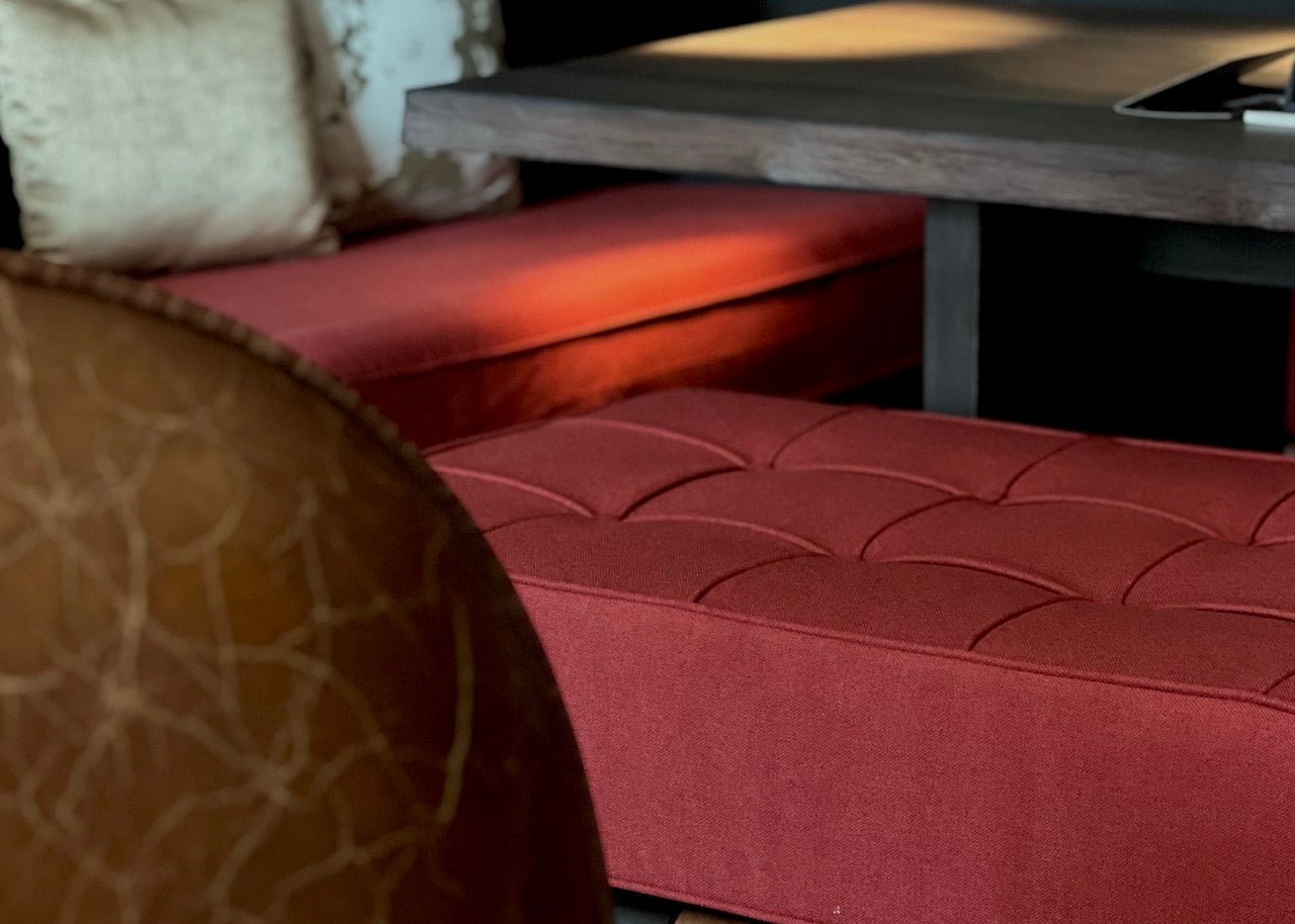 Nahaufnahme einer Suite im The Chedi Andermatt mit neu gewechselten Textilien, maßgefertigten Bench-Polstern, frischen Sofa-Covers und hochwertigem Schaumstoff aus der Martin-Gabriel-Kollektion.