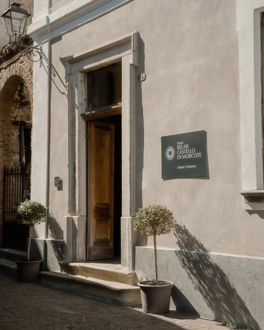 Eleganter Eingangsbereich des Relais Castello di Morcote mit mediterraner Architektur und ruhiger Hofatmosphäre.