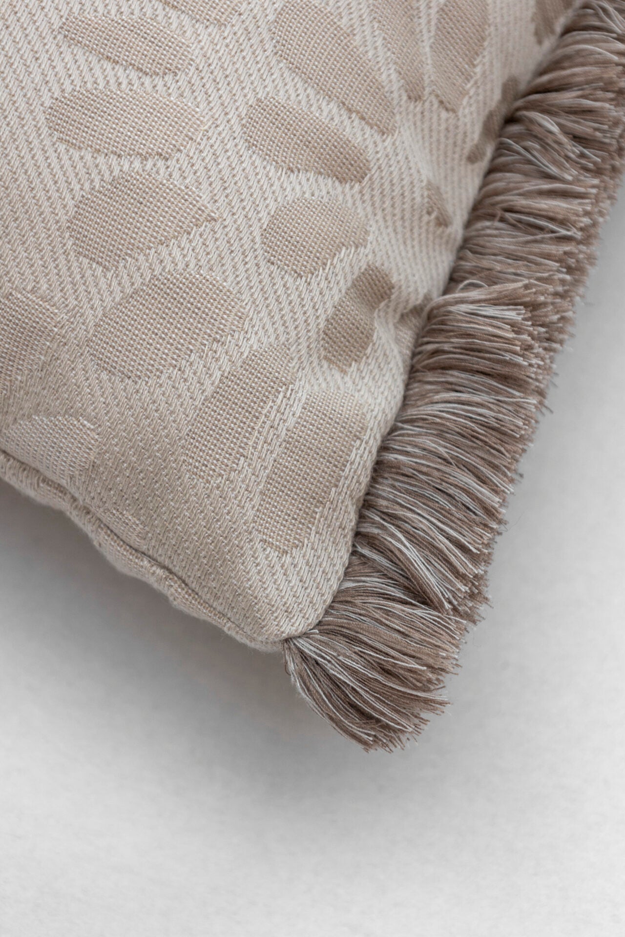Coussin d'extérieur « Morcote Small » – ergonomique, fait main et résistant aux intempéries – 35 x 60 cm