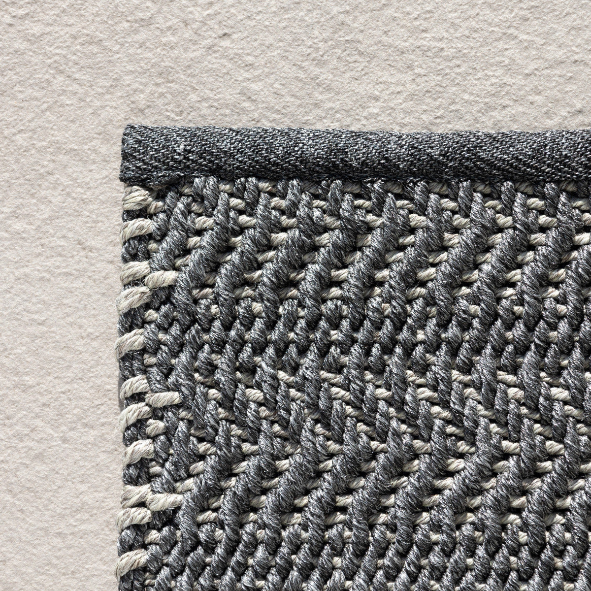 Tapis d'extérieur « Gunmetal Grey » : la force intemporelle rencontre le design moderne