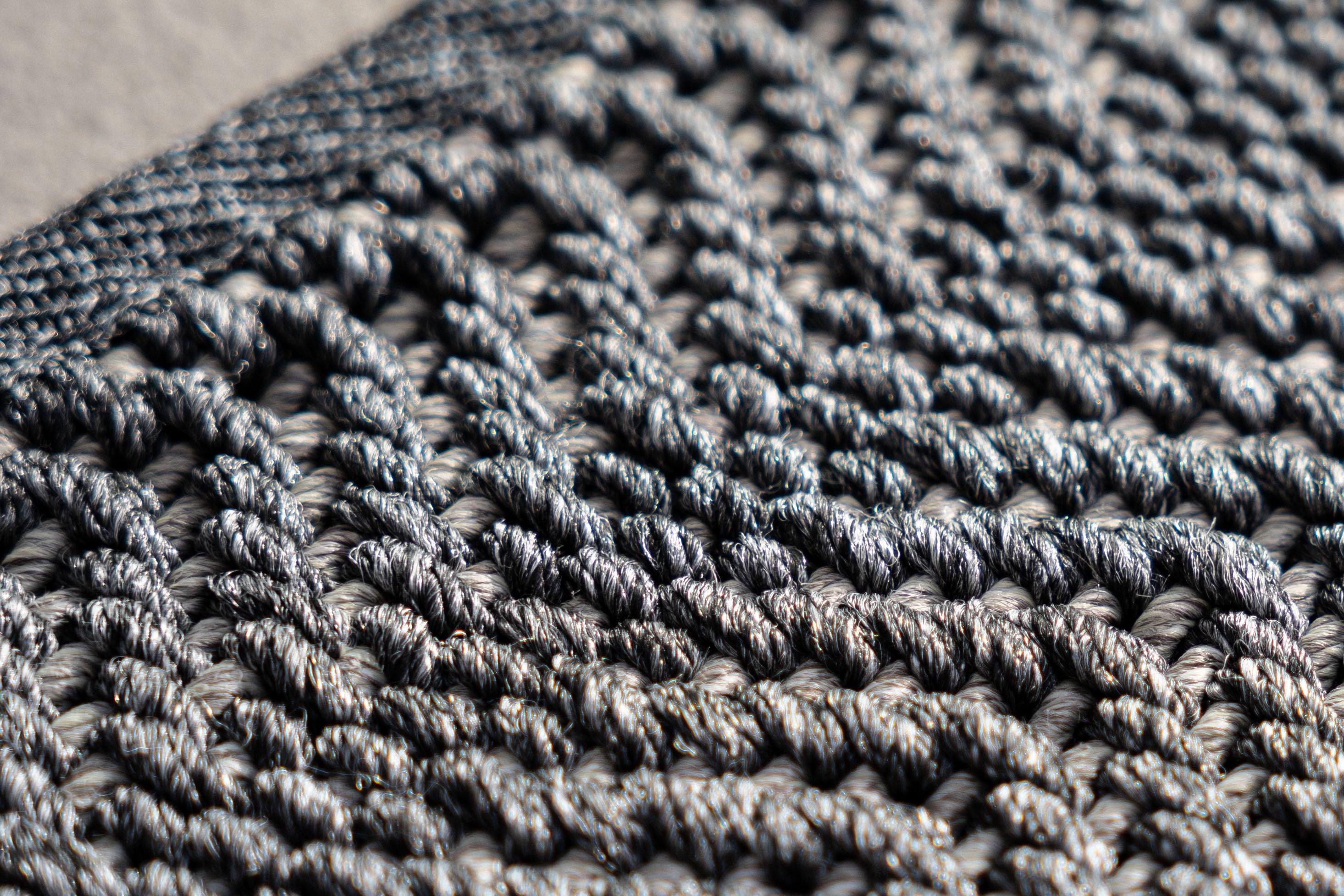Tapis d'extérieur « Gunmetal Grey » : la force intemporelle rencontre le design moderne