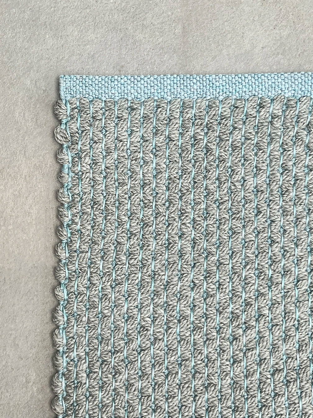 Tapis d'extérieur « Silver aqua sky » : un design tissé à la main pour des espaces extérieurs élégants