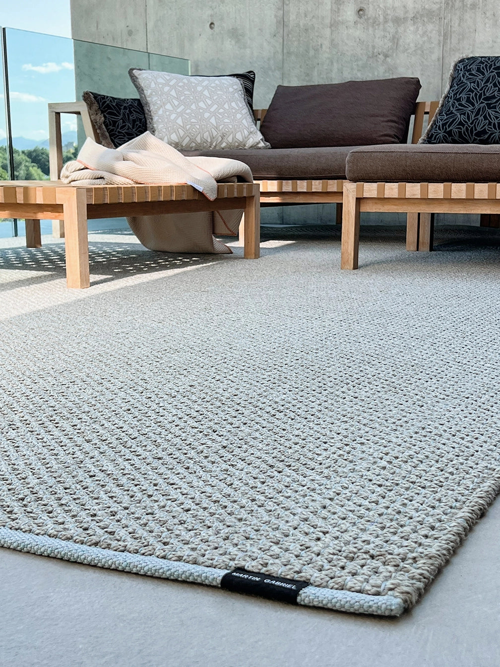 Tapis d'extérieur « Silver aqua sky » : un design tissé à la main pour des espaces extérieurs élégants