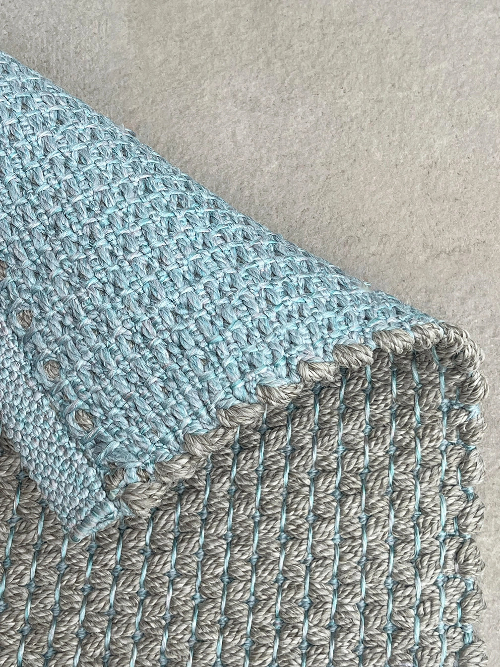 Tapis d'extérieur « Silver aqua sky » : un design tissé à la main pour des espaces extérieurs élégants