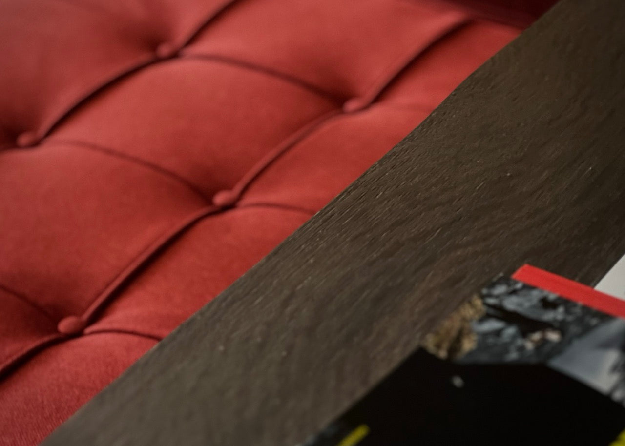 Weitaufnahme einer Suite im The Chedi Andermatt mit neu gewechselten Textilien, maßgefertigten Bench-Polstern, frischen Sofa-Covers und hochwertigem Schaumstoff aus der Martin-Gabriel-Kollektion.