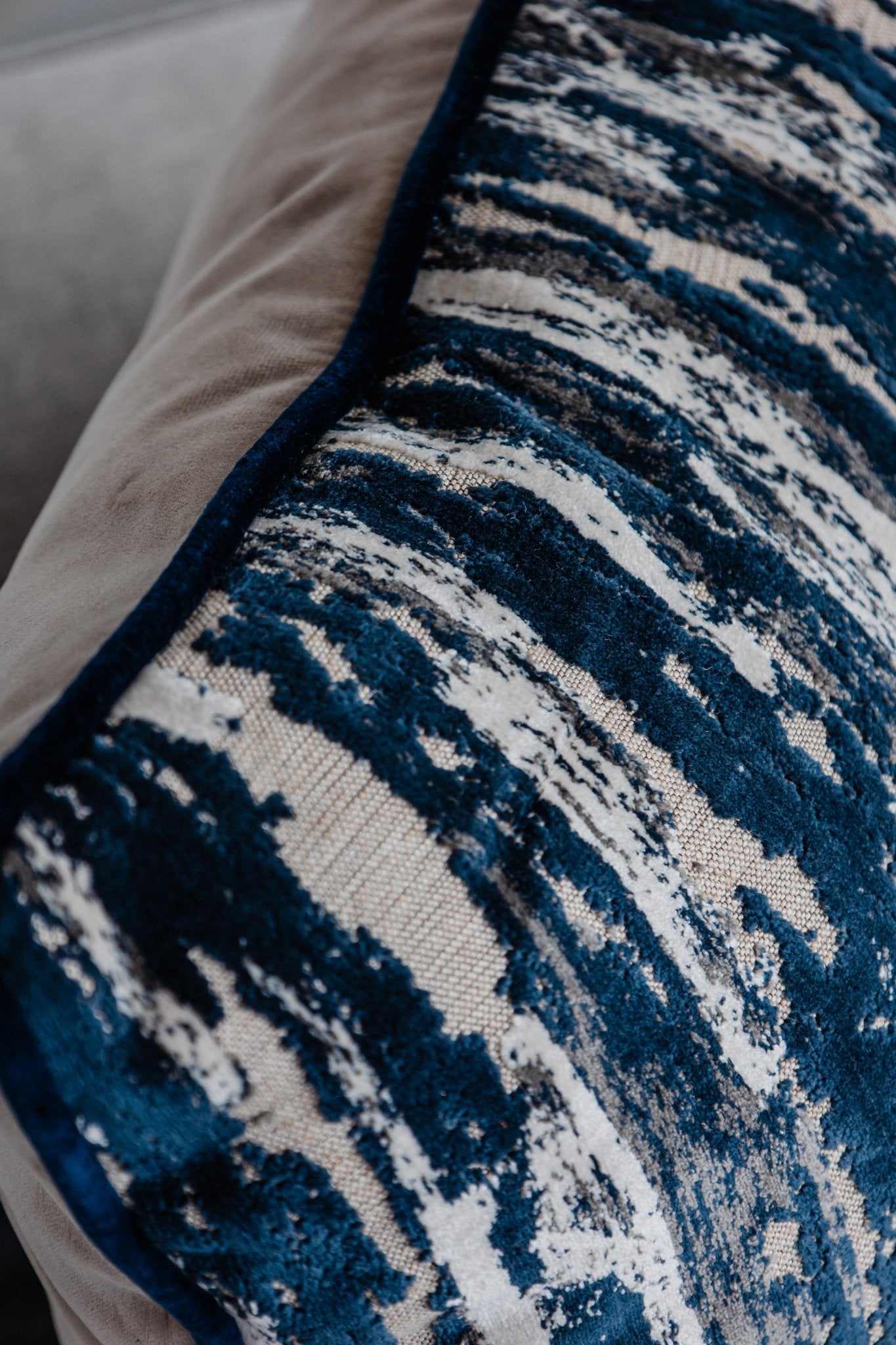 Dekokissen Cascade Blue 60x60 cm mit Keder Wasserfall - Martin Gabriel - Kissen - Martin Gabriel