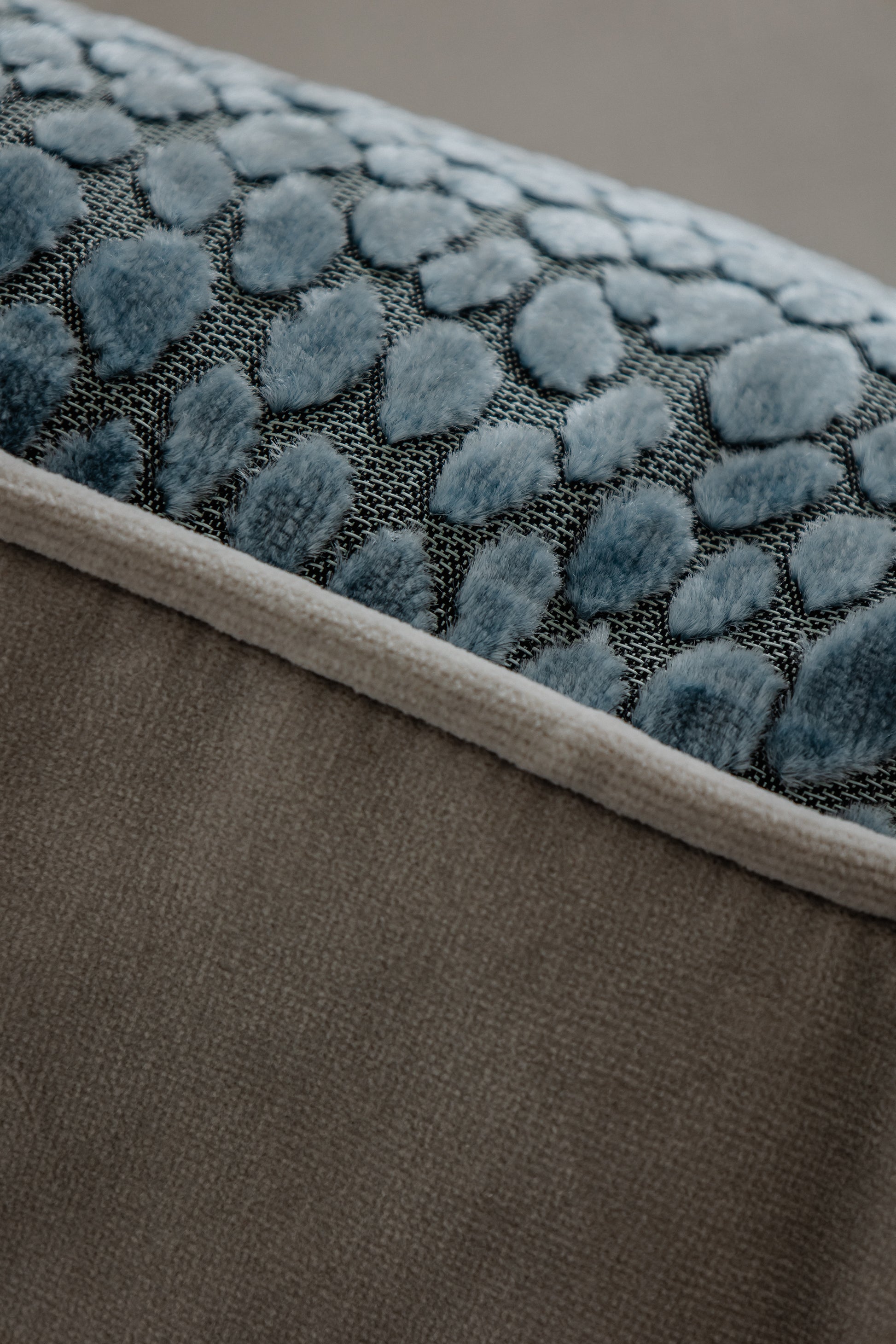 Detail Vorder und Rückseite, Dekokissen Arctic Blue 40x60 cm, geprägte 3D-Veloursstruktur in Blau und Taupe