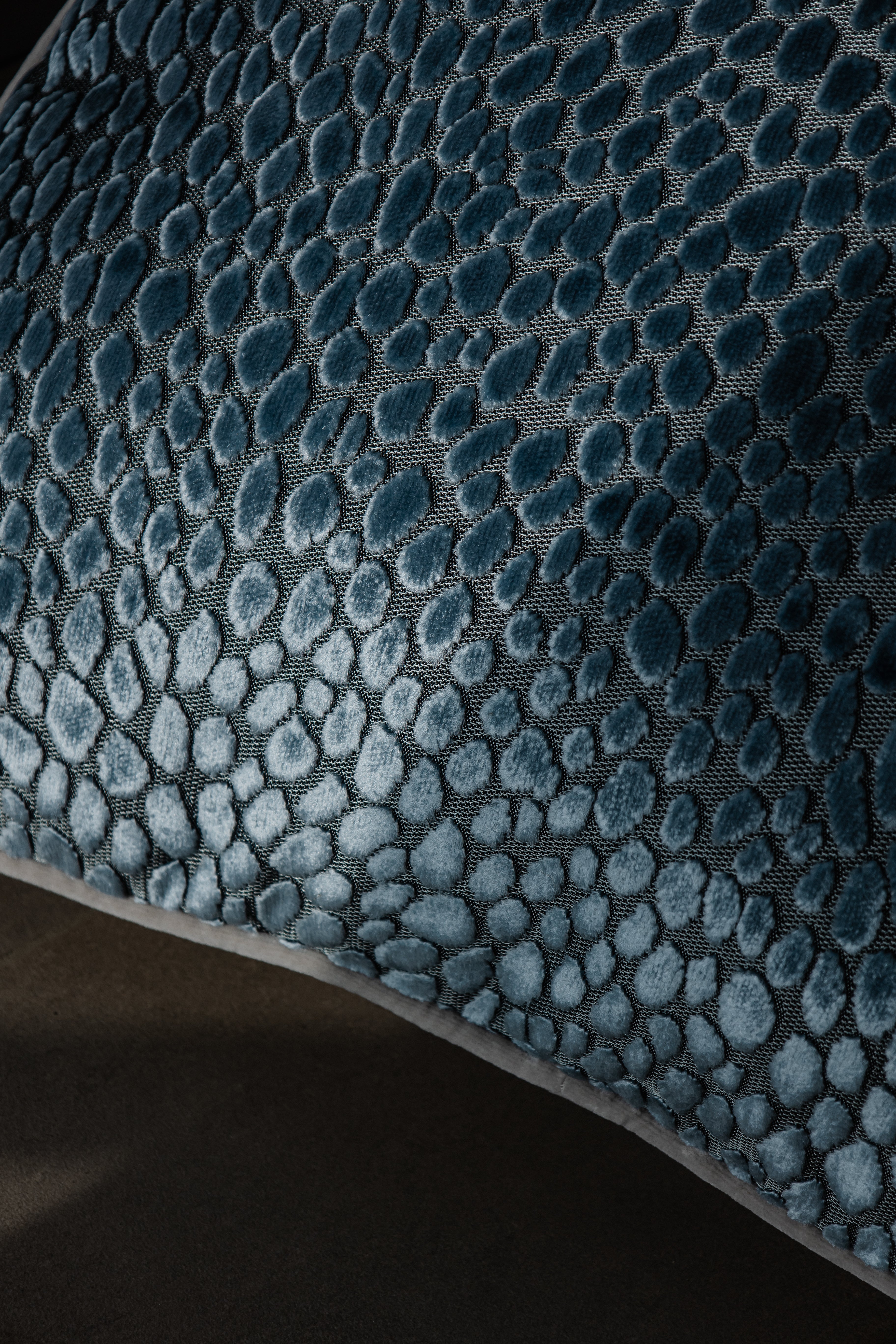 Dekokissen Arctic Blue 60x60 cm in Wohnumgebung, auf hellgrauem Sofa platziert