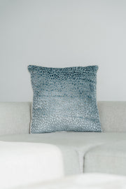 Dekokissen Artic Blue 40x60 cm auf hellgrauem Sofa, Frontansicht