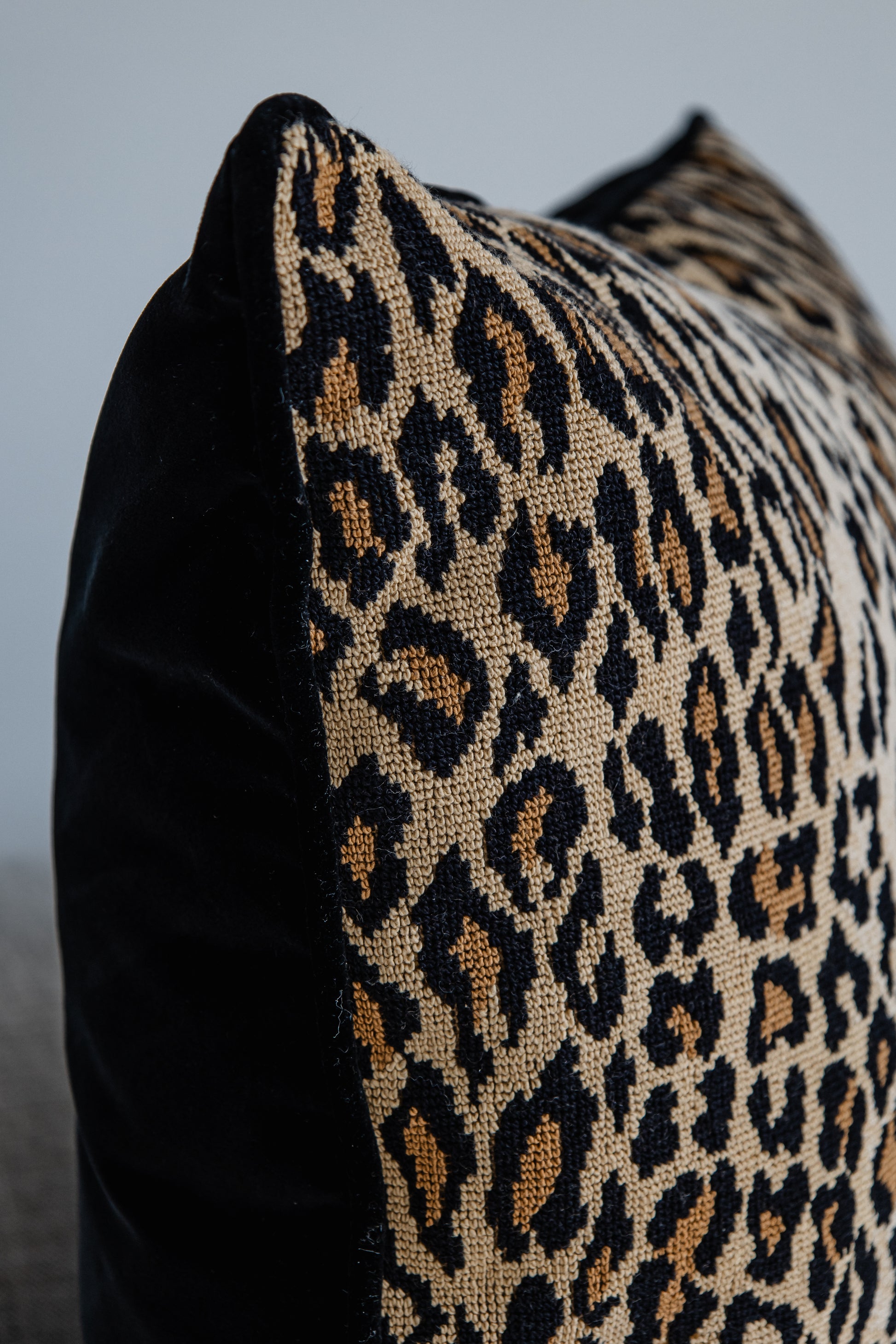 Nahaufnahme des Leopard-Musters, hochwertige Webstruktur in Beige, Schwarz und Braun.
	•	Tags: Leopard Muster, Stoffdetail, Animal Print Kissen, Designer Kissen