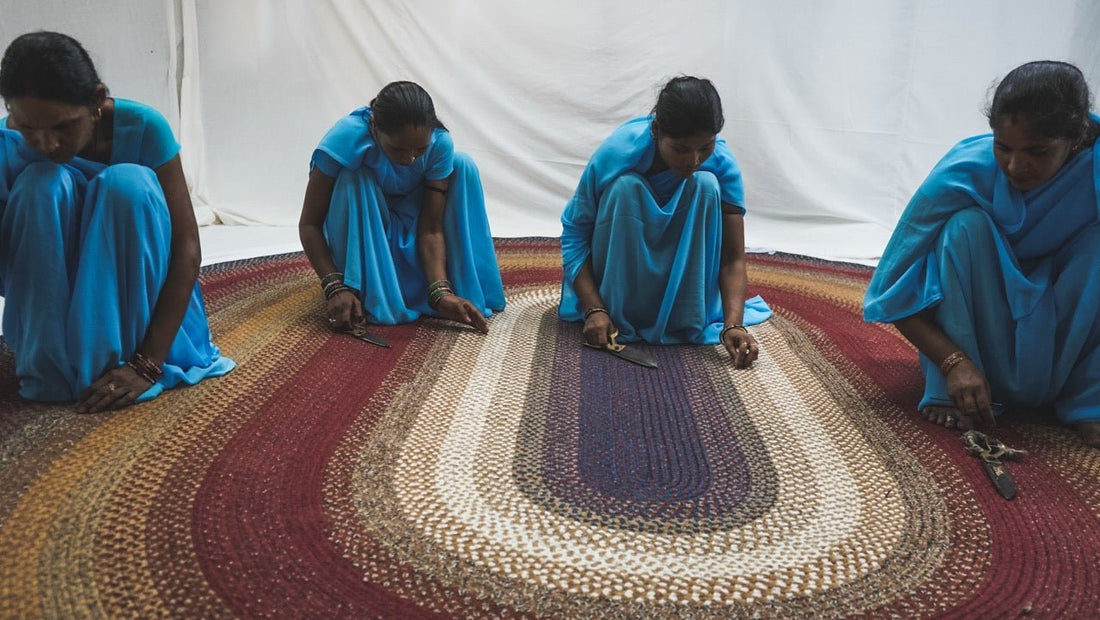 Frauen säubern einen Outdoor Teppich von Martin Gabriel 