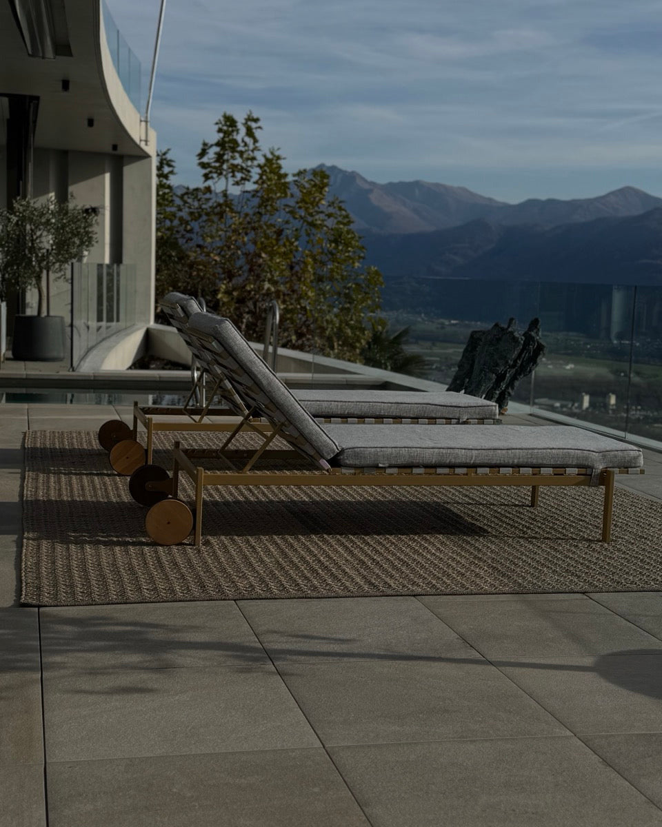 Outdooor teppich bronze kupfer auf privater terrasse mit weitsicht