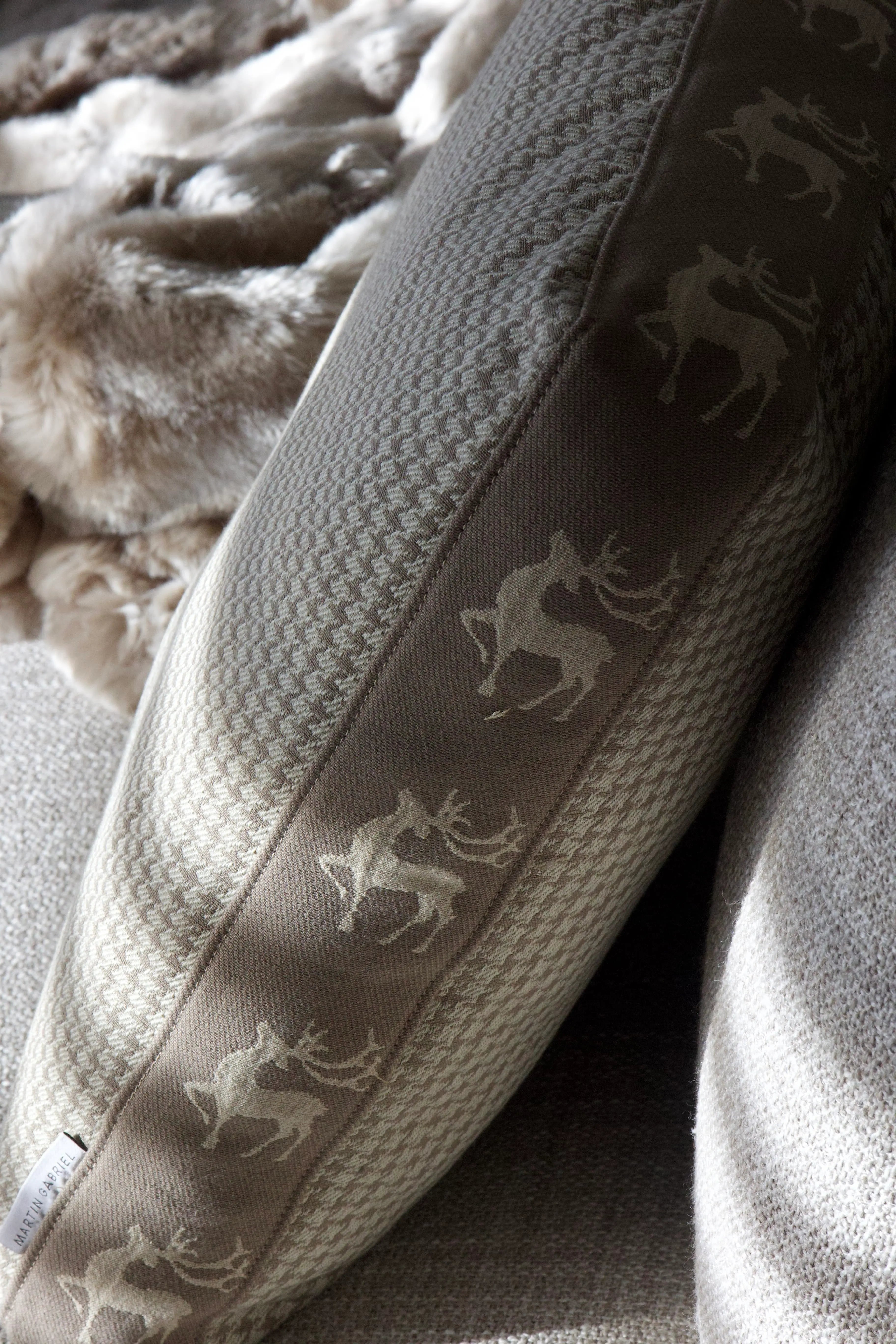 Martin Gabriel Chalet Kollektion - Kissen mit hirschmotive auf sofa 