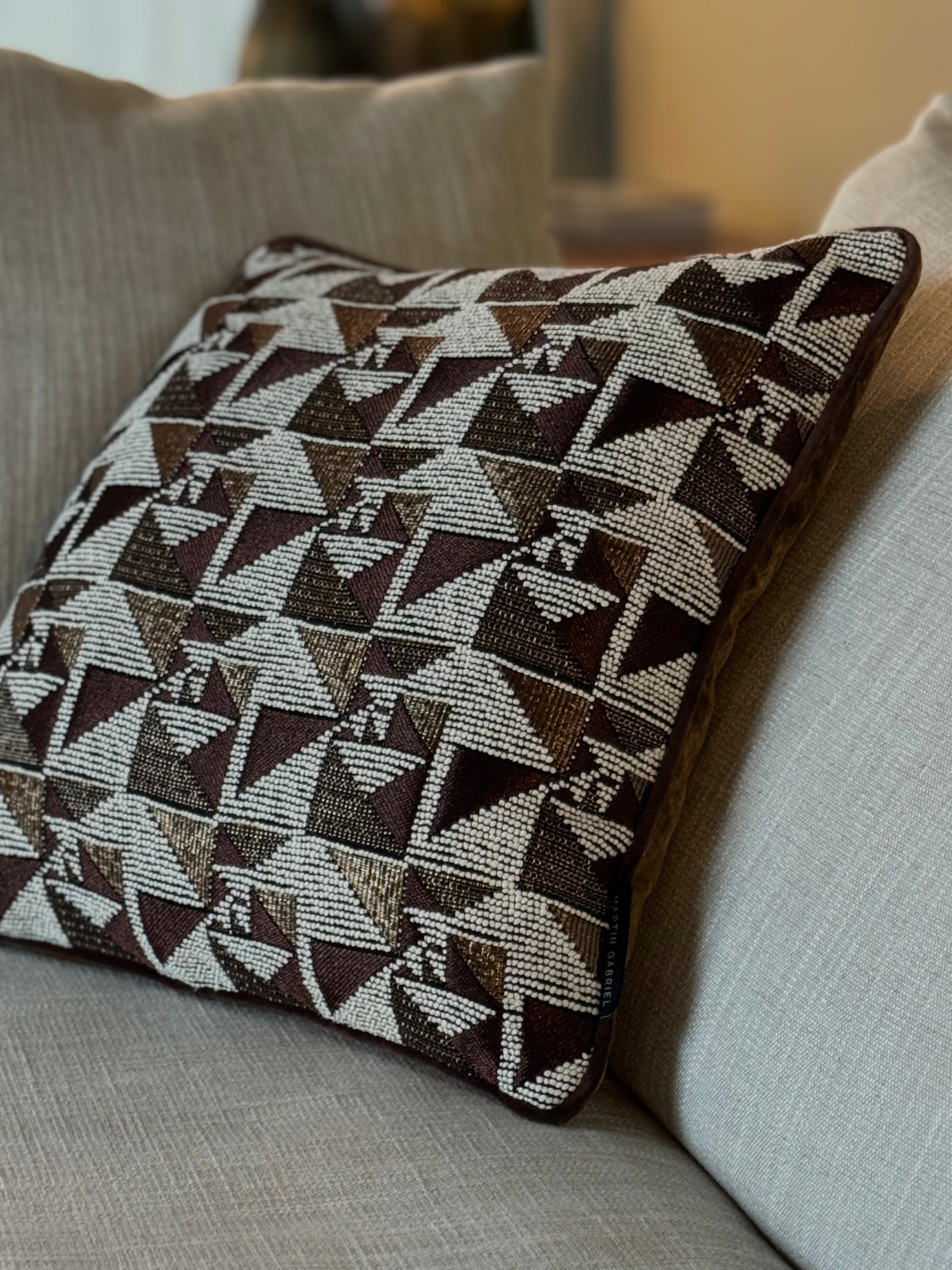 Martin Gabriel Deko-Kissen auf dem Sofa liegend mit geometrischen motiven in brauntönen auf einem Sofa liegend 