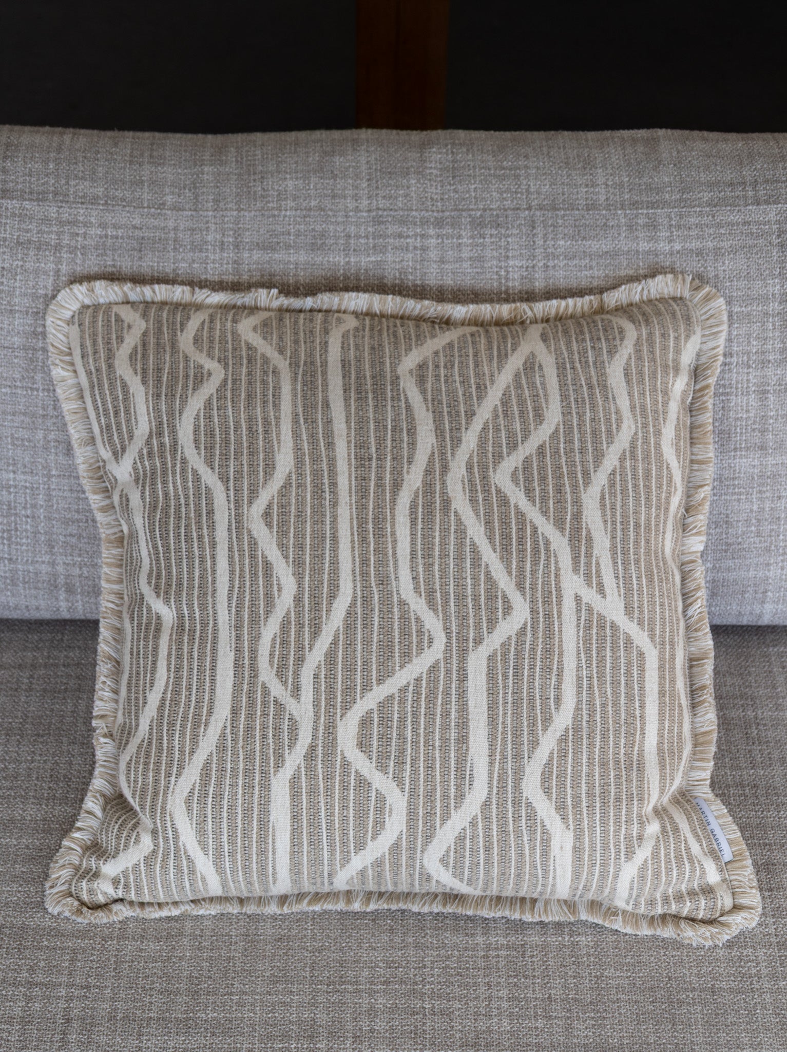 Martin gabriel Dekokissen Modell Linear, sandbeige und helle unregelmässige Streife naturfaser auf beige grauem sofa 