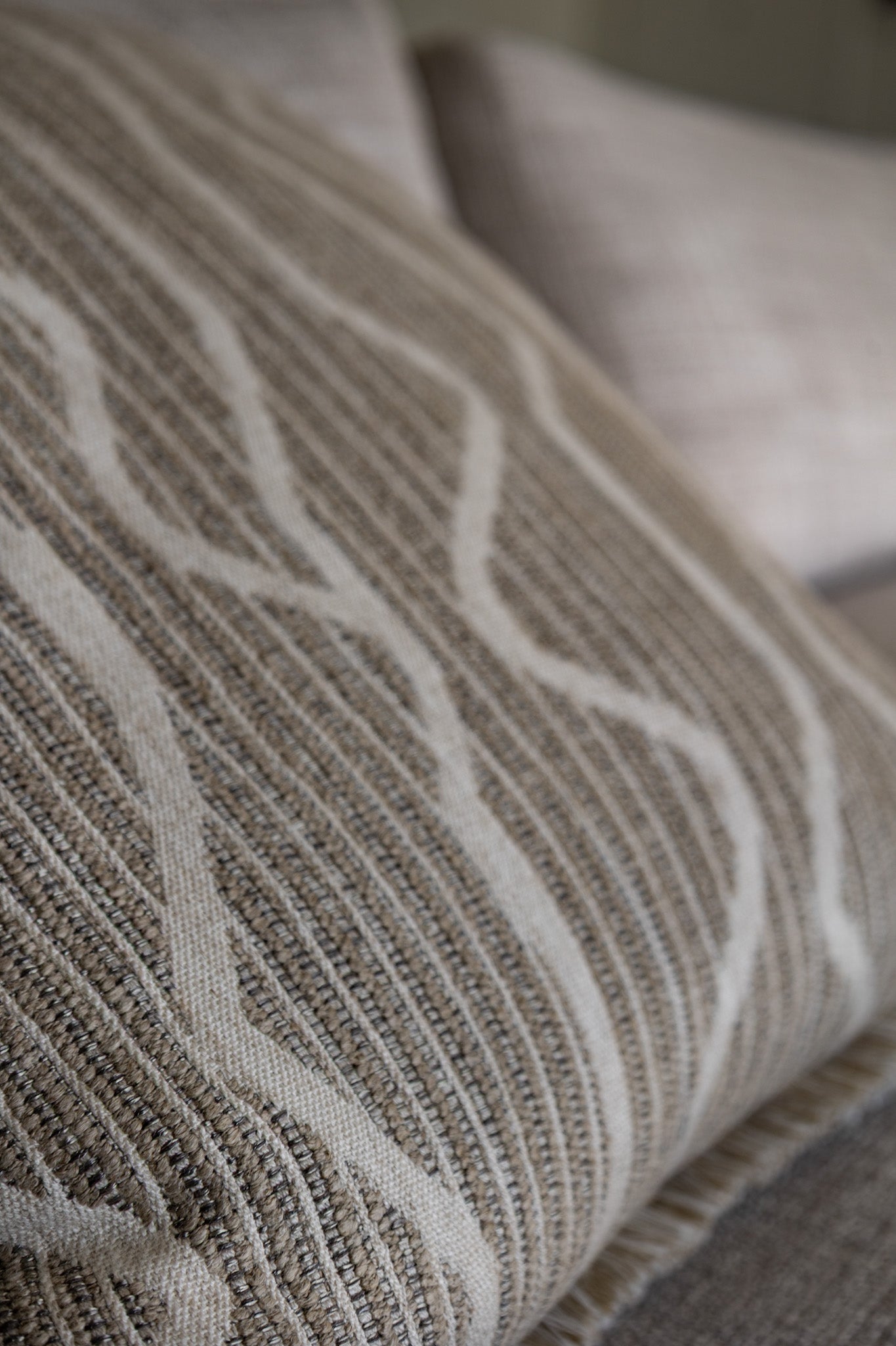 Martin Gabriel Zier und dekokissen modell Linea als detailaufnahme beige und helle unregelmässige streifen 