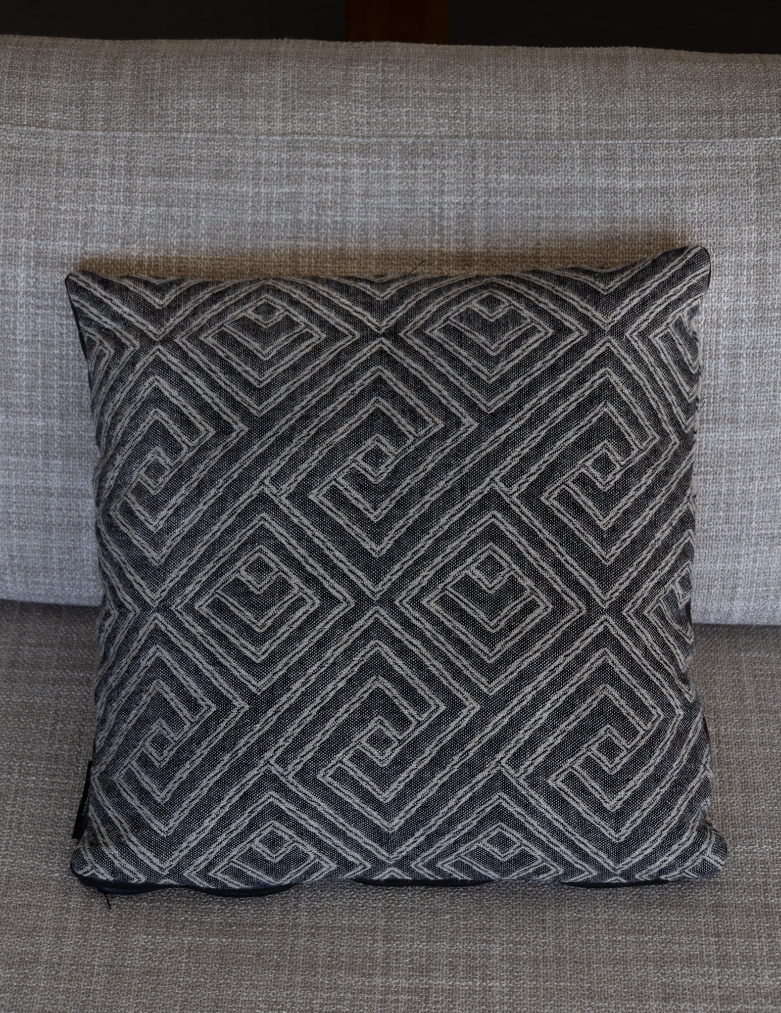 Dekokissen Martin-Gabriel - GEO - Schwarz Natur 50 x 50 cm gewaschenes Leinen mit Lederdetail