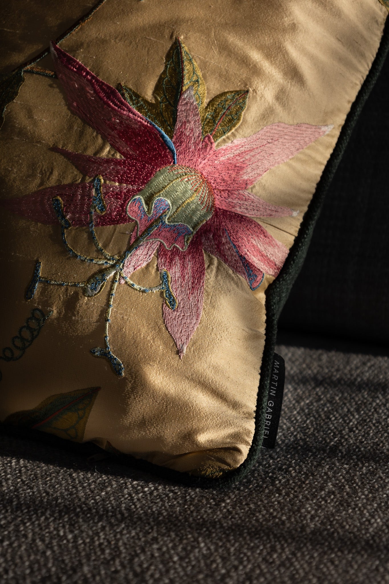 Flora besticktes seidenkissen martin gabriel detailansicht mit label an der seite