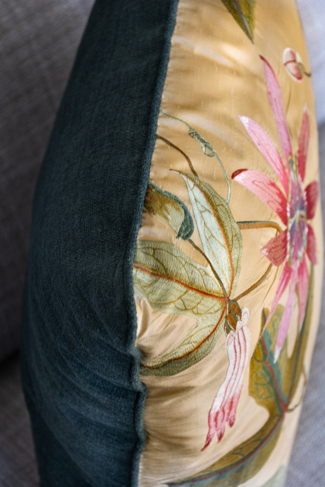 Dekokissen Flora bestickte seide von der seite, rücken grün 