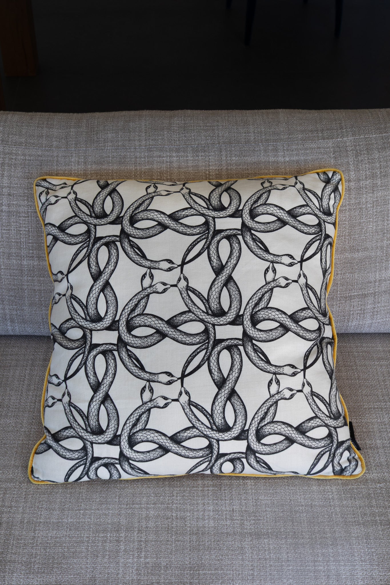 Martin Gabriel Zierkissen auf Sofa mit schlangenmotiv 