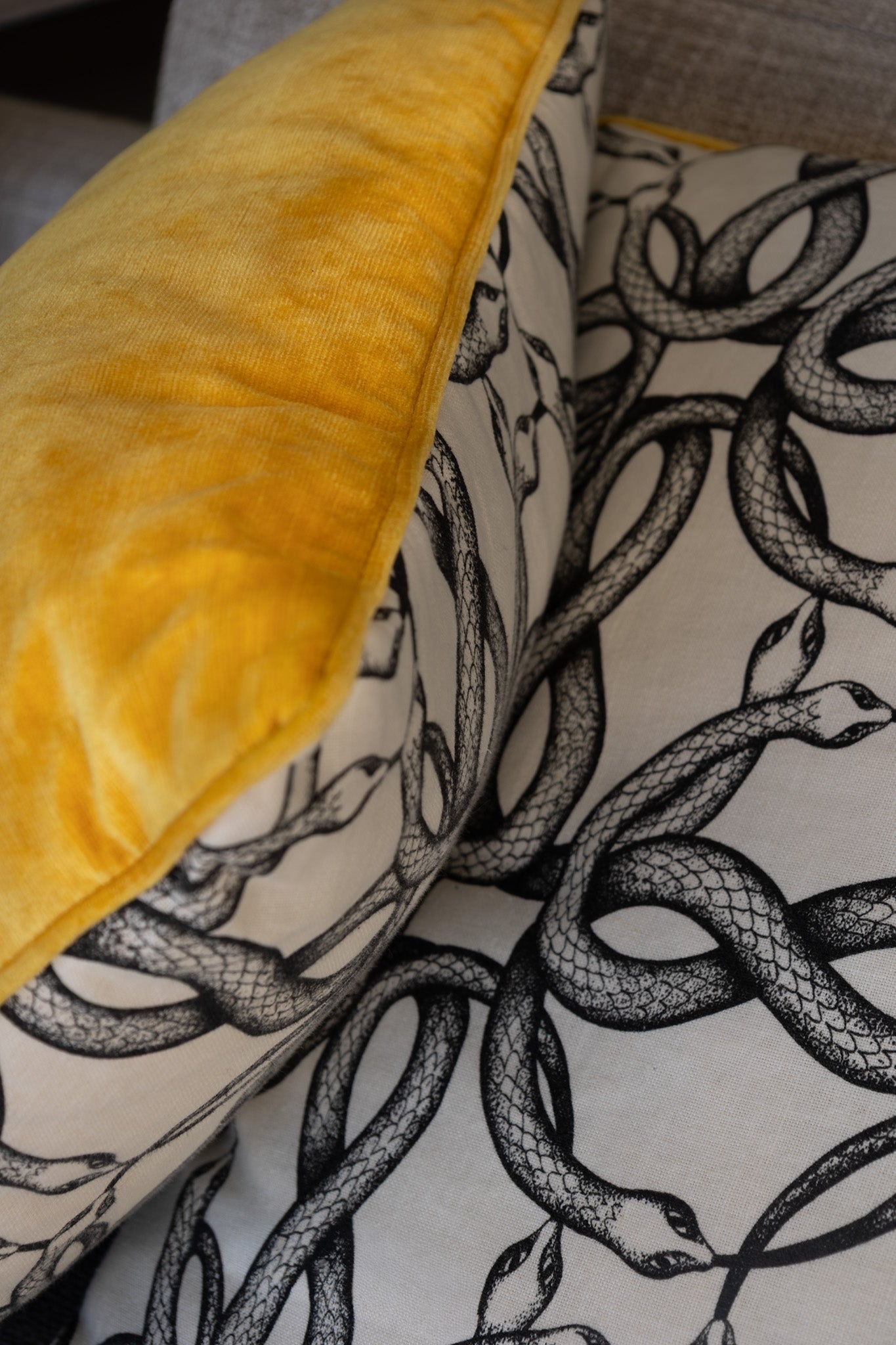 Dekokissen 60x60 von Martin-Gabriel mit gelber Seidenvelours Rückseite