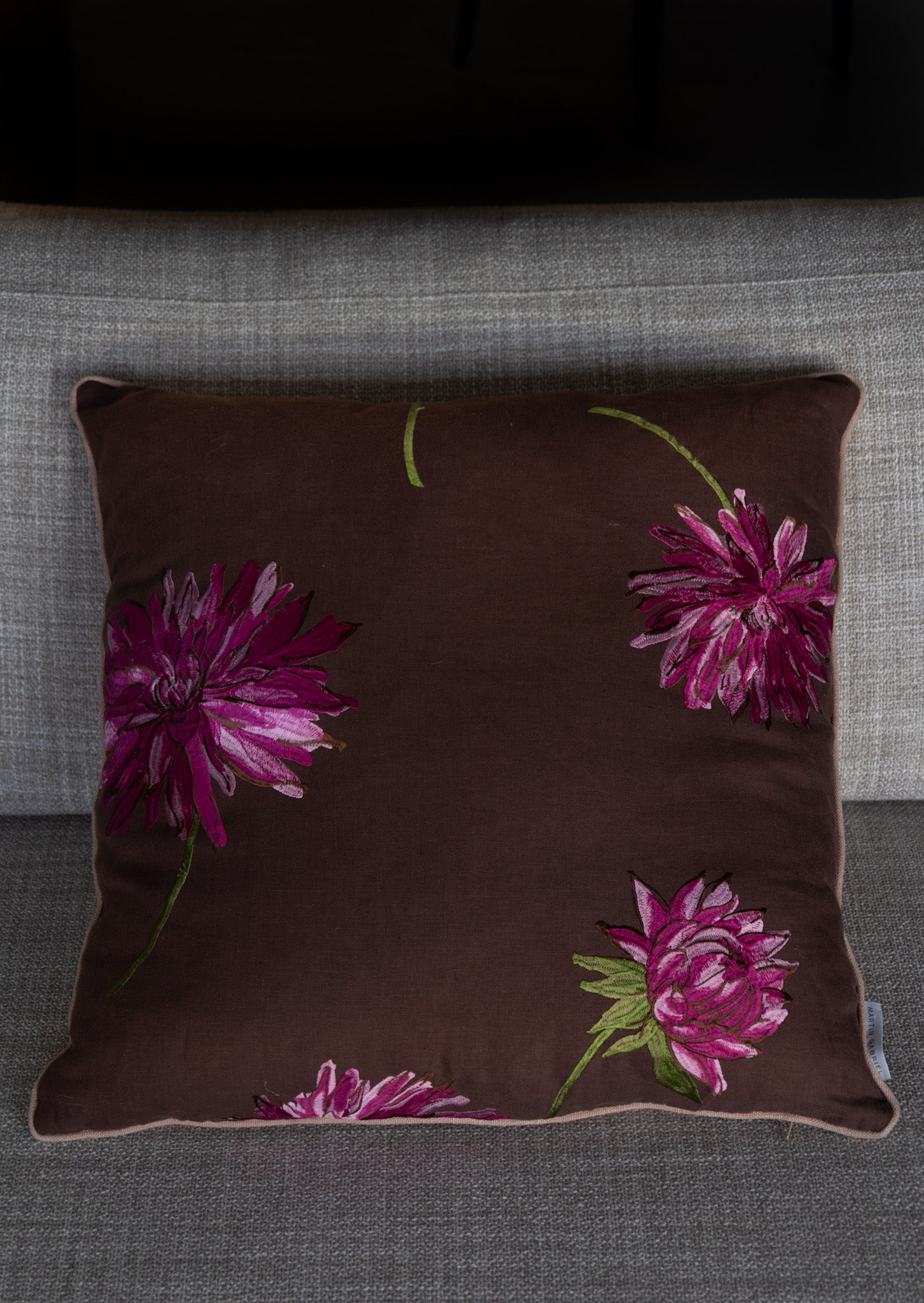 Martin Gabriel Dekokissen auf Sofa mit betickten Blumenmuster frontalansicht 