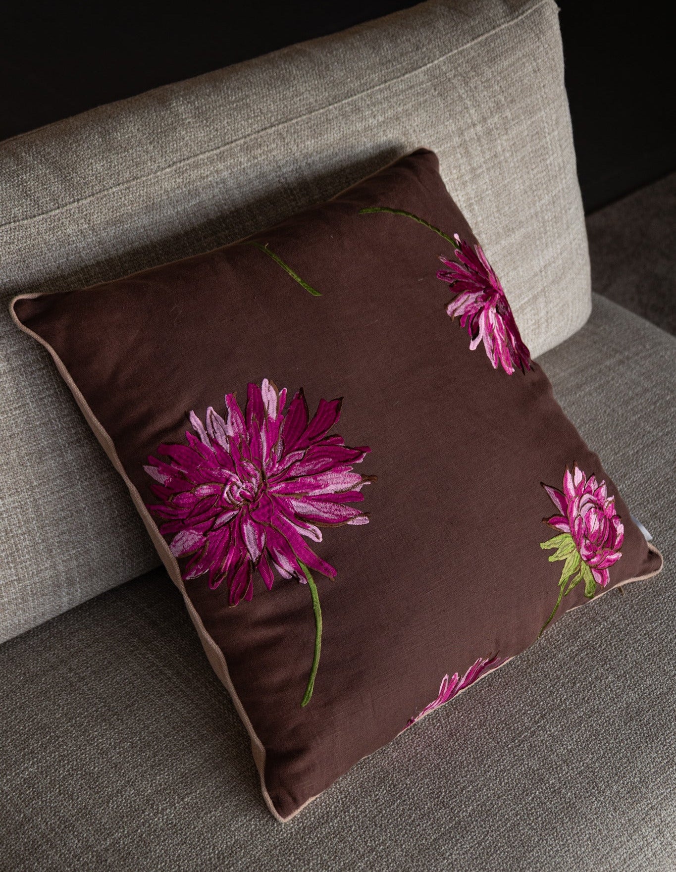 Martin Gabriel Dekokissen mit bestickten blumenmuster in braun rosa pink tn auf sofa 