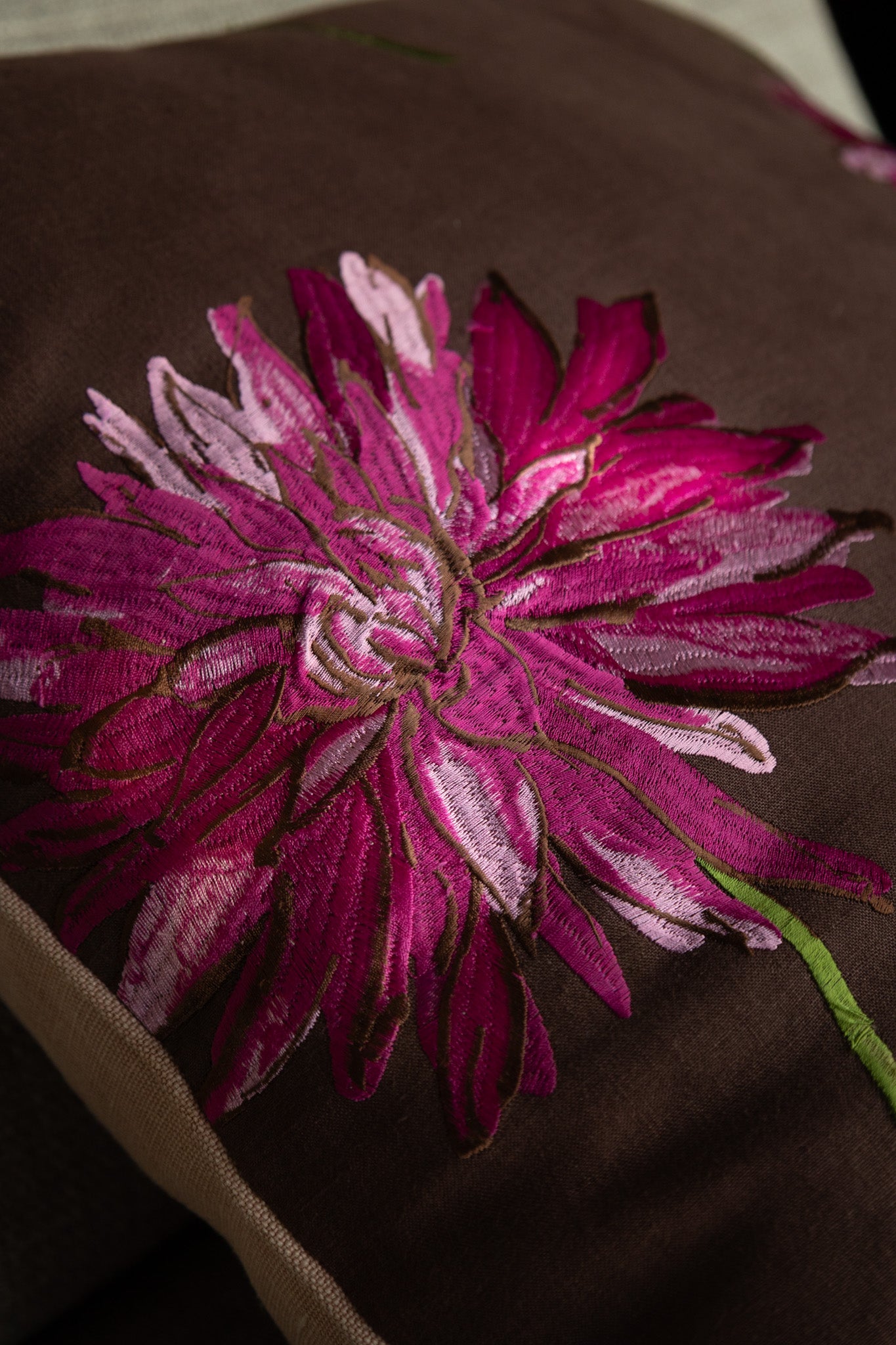 Martin Gabriel Dekisse nahaufnahme mit betikcter Blume auf Textil 