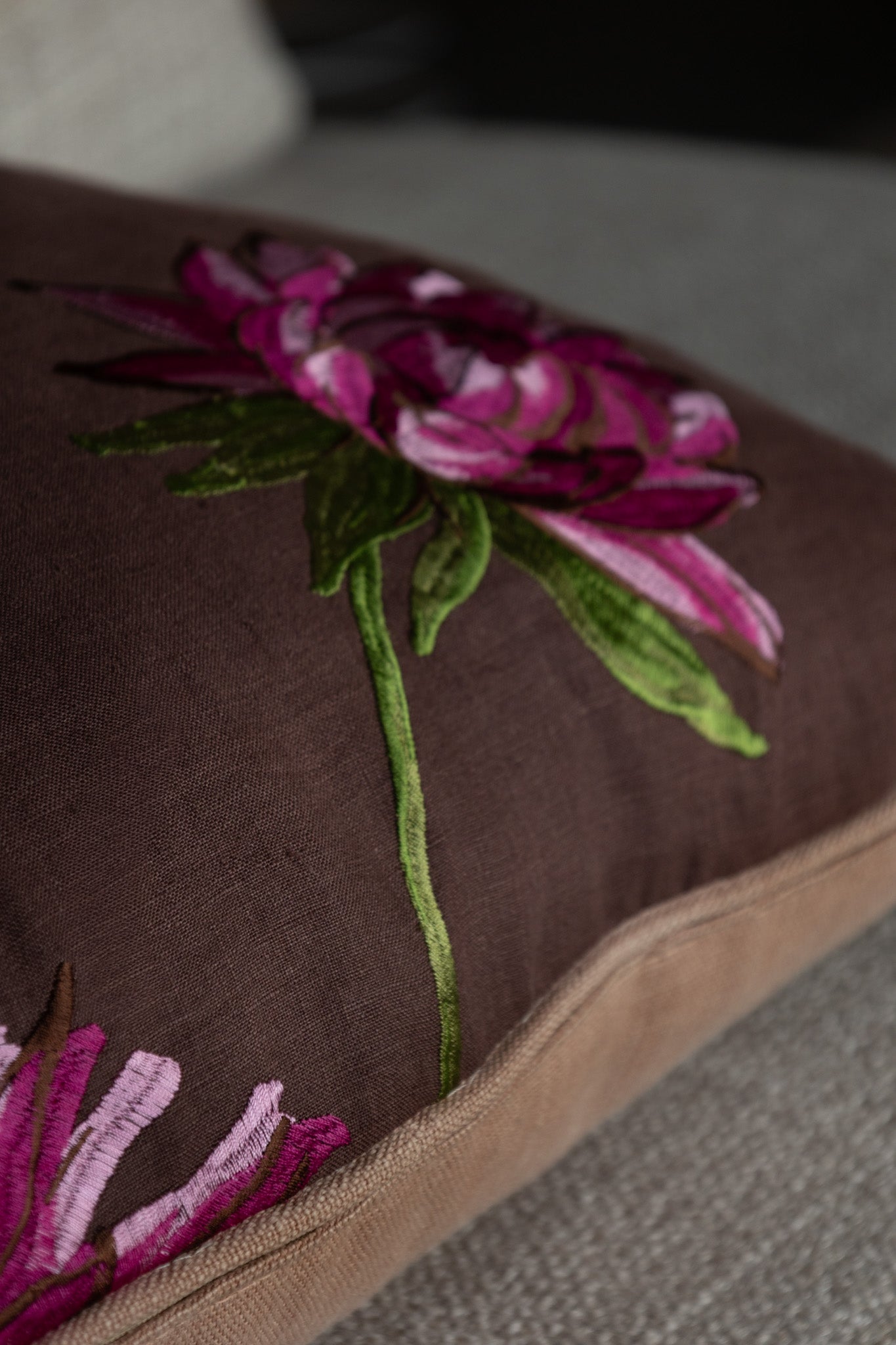 Martin Gabriel Dekokissen mit seitenasicht detailansicht blume mit leinentextil