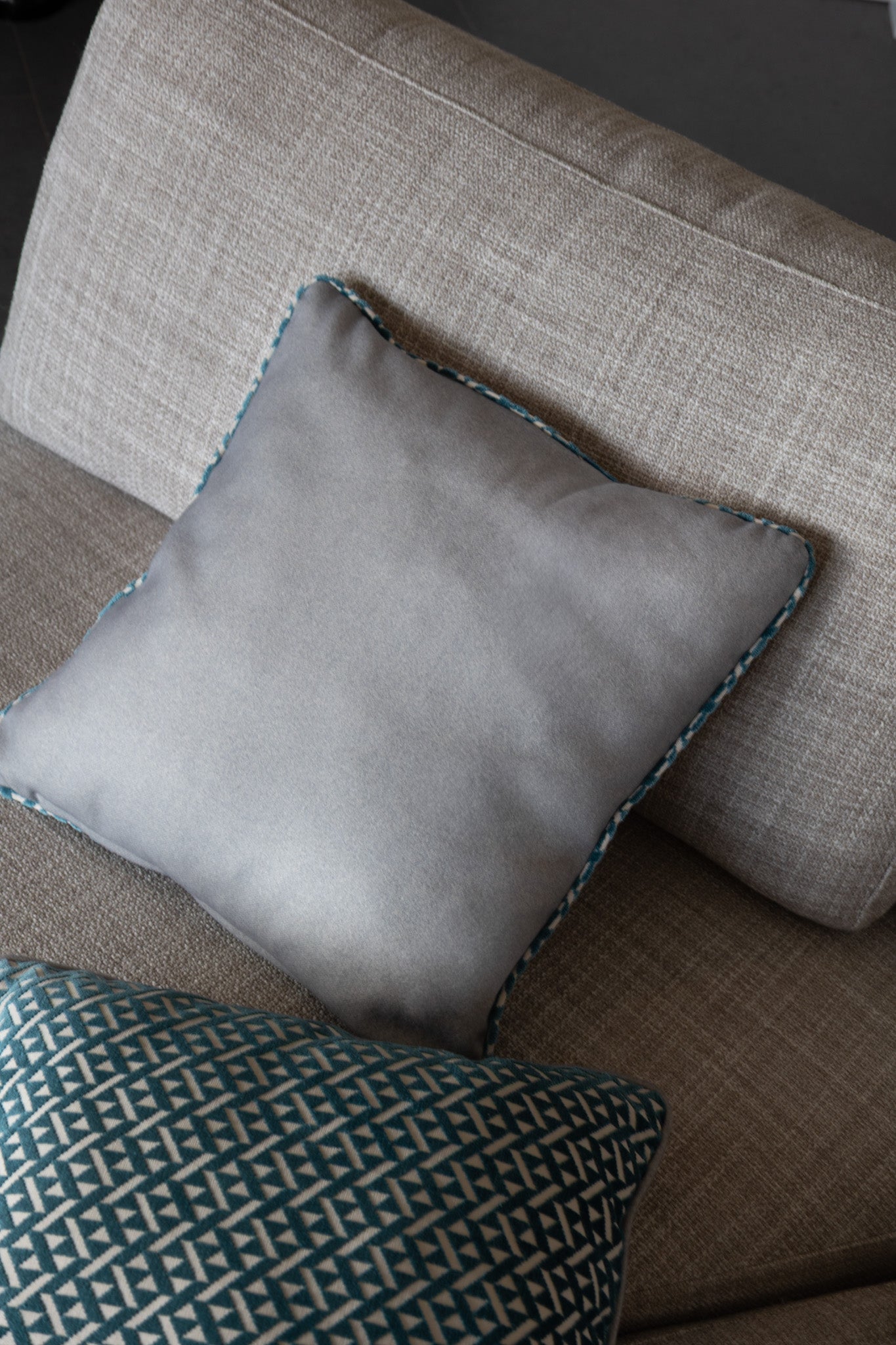 Dekokissen Azzuro Grey 50x50 cm Wolle & Kaschmir – Martin Gabriel auf sofa