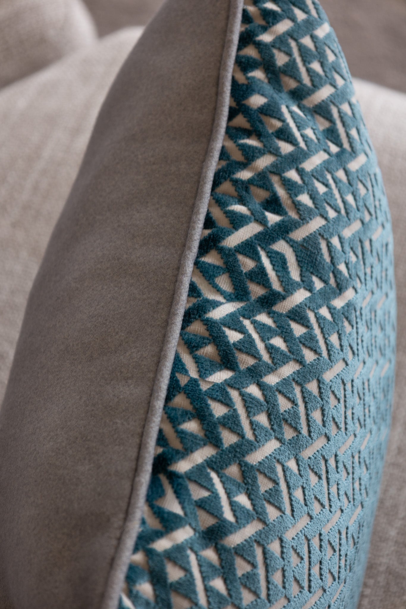 Martin Gabriel Deko Kissen Azzuro auf Sofa seitenasicht in blau mit grauem rücken und dreiecken in velour detailansicht