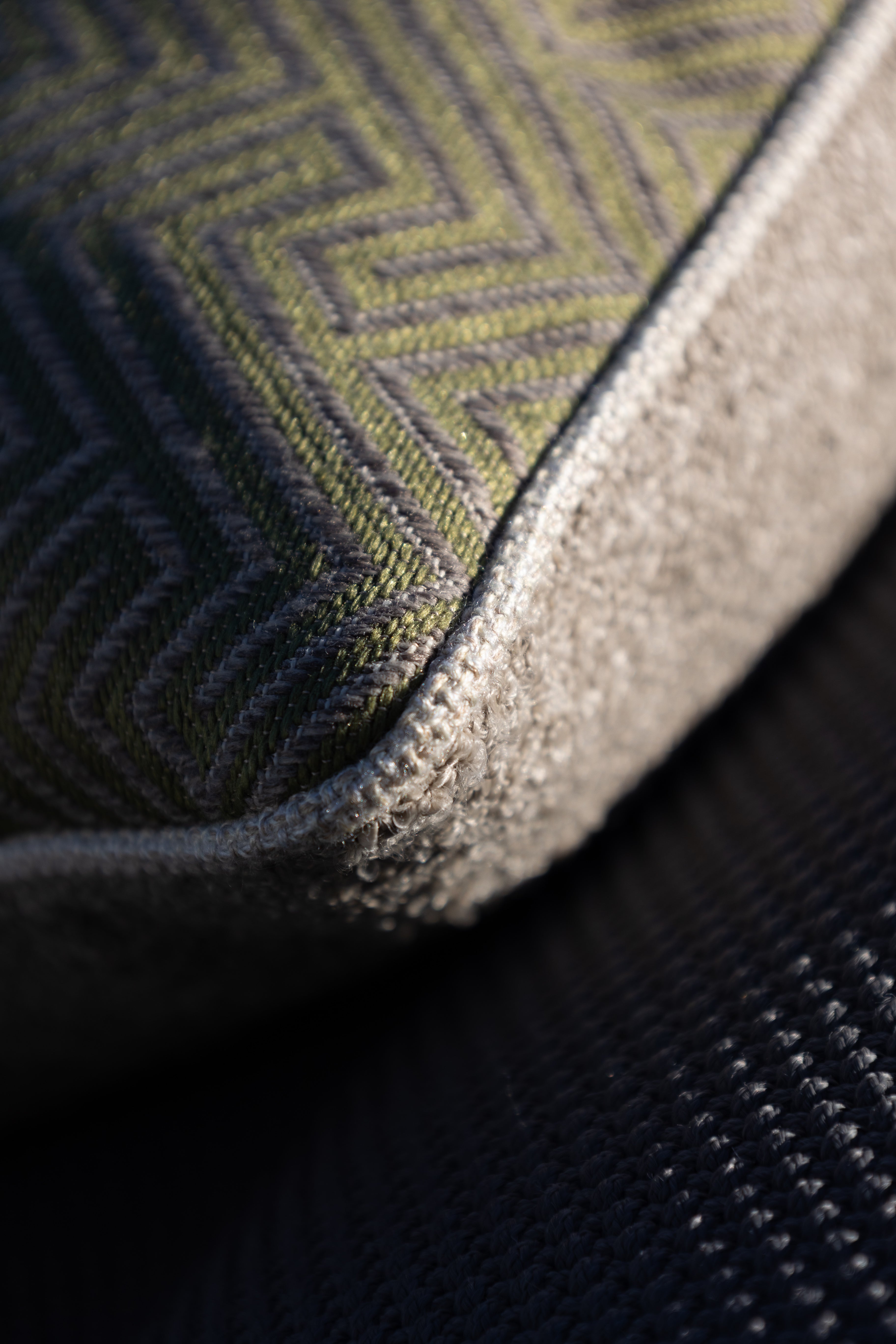 detailaufnahme outdoor kissen front und rückseite in grün mit boucle an der rückseite und feinem keder