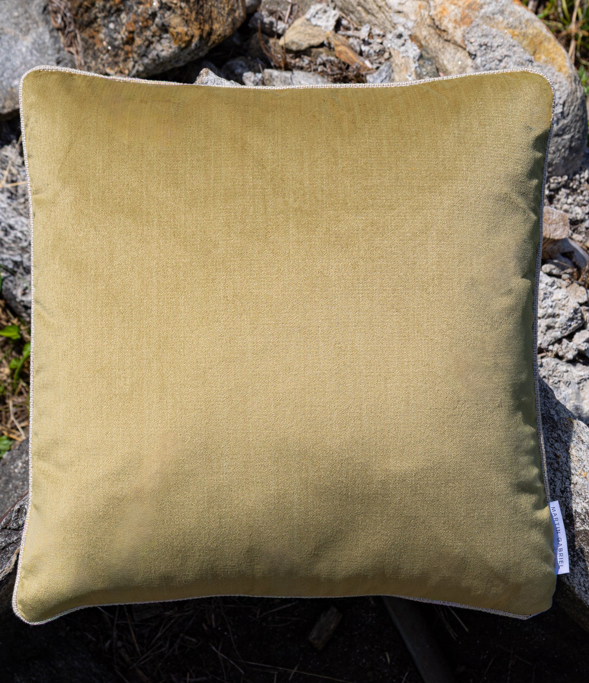 outdoor kissen auf wiese mit keder in velour grün 