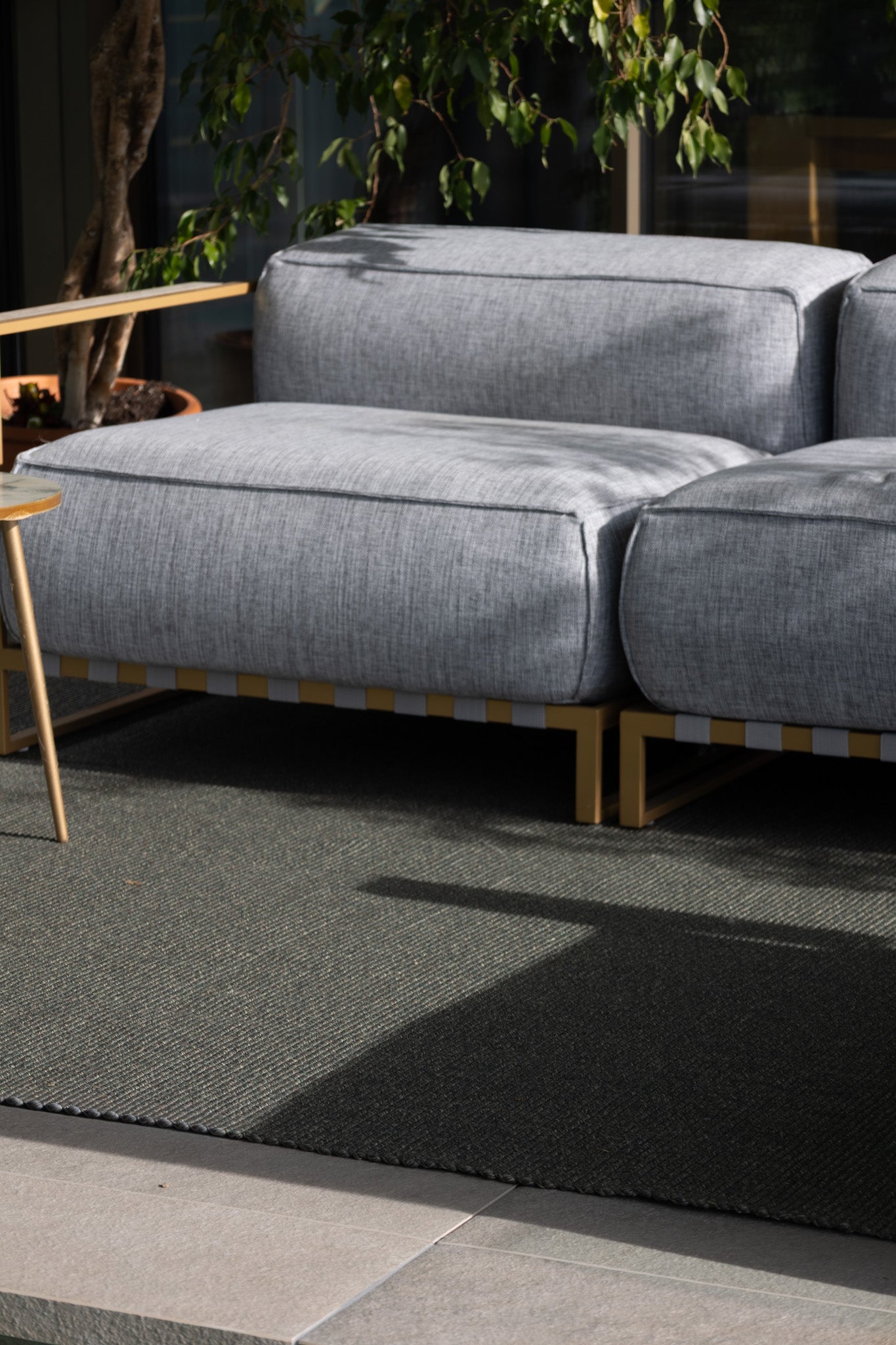 outdoor teppich auf terrasse it einem sofa darauf, 