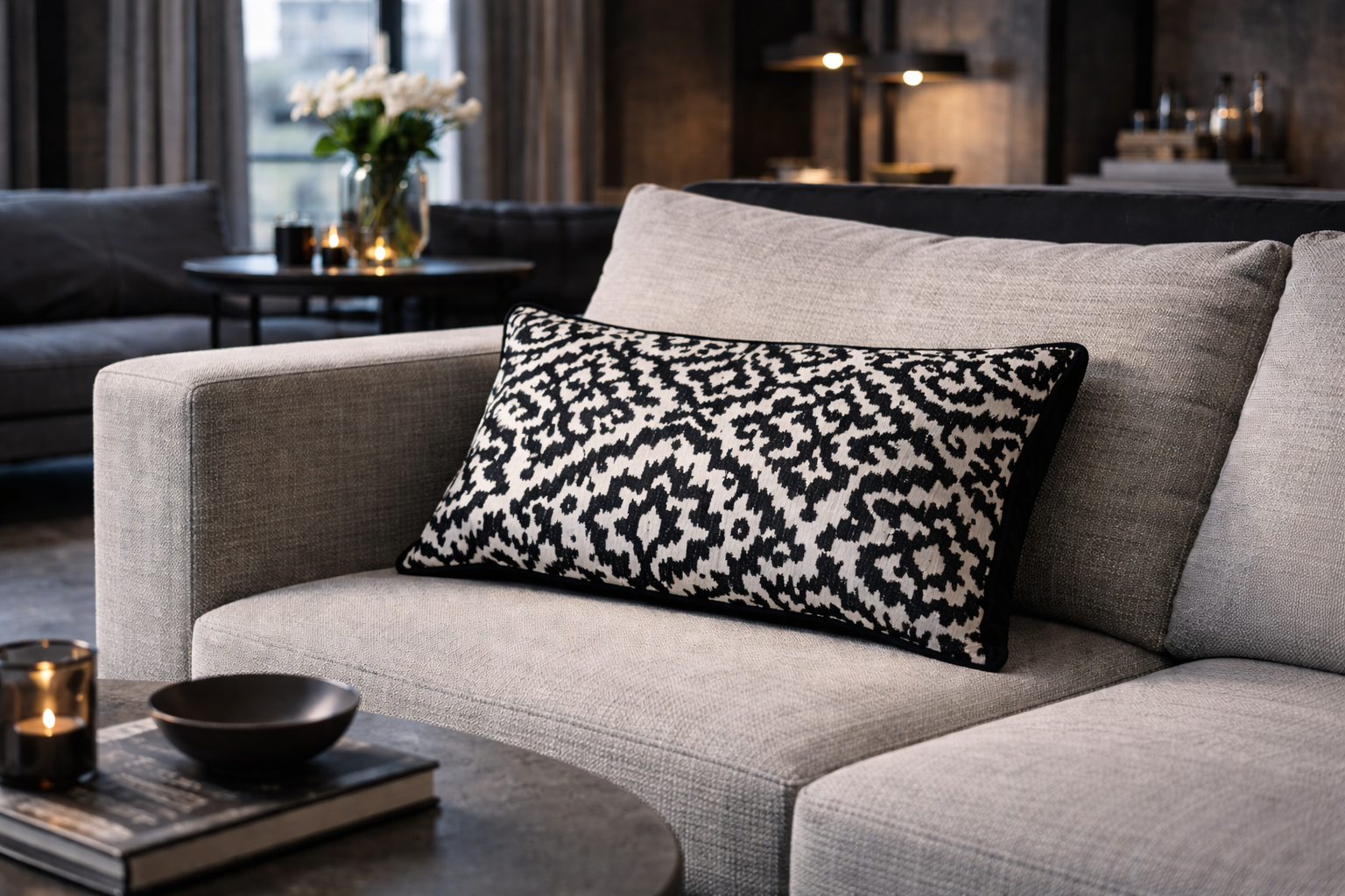 Martin Gabriel Designkissen modell relief noir mit weiss schwarzer struktur auf dem sofa in wohnzimmer stimmung 