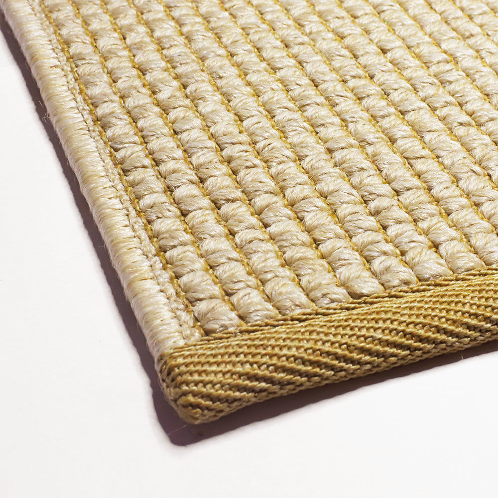 Martin Gabriel Outdoor-Teppich Maßanfertigung Series 02 - Modell Ocher Sand mit detailaufnahme struktur 