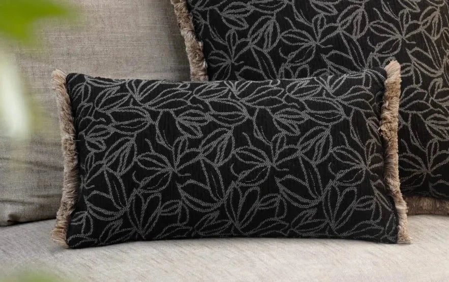Outdoorkissen schwarz auf loungesofa