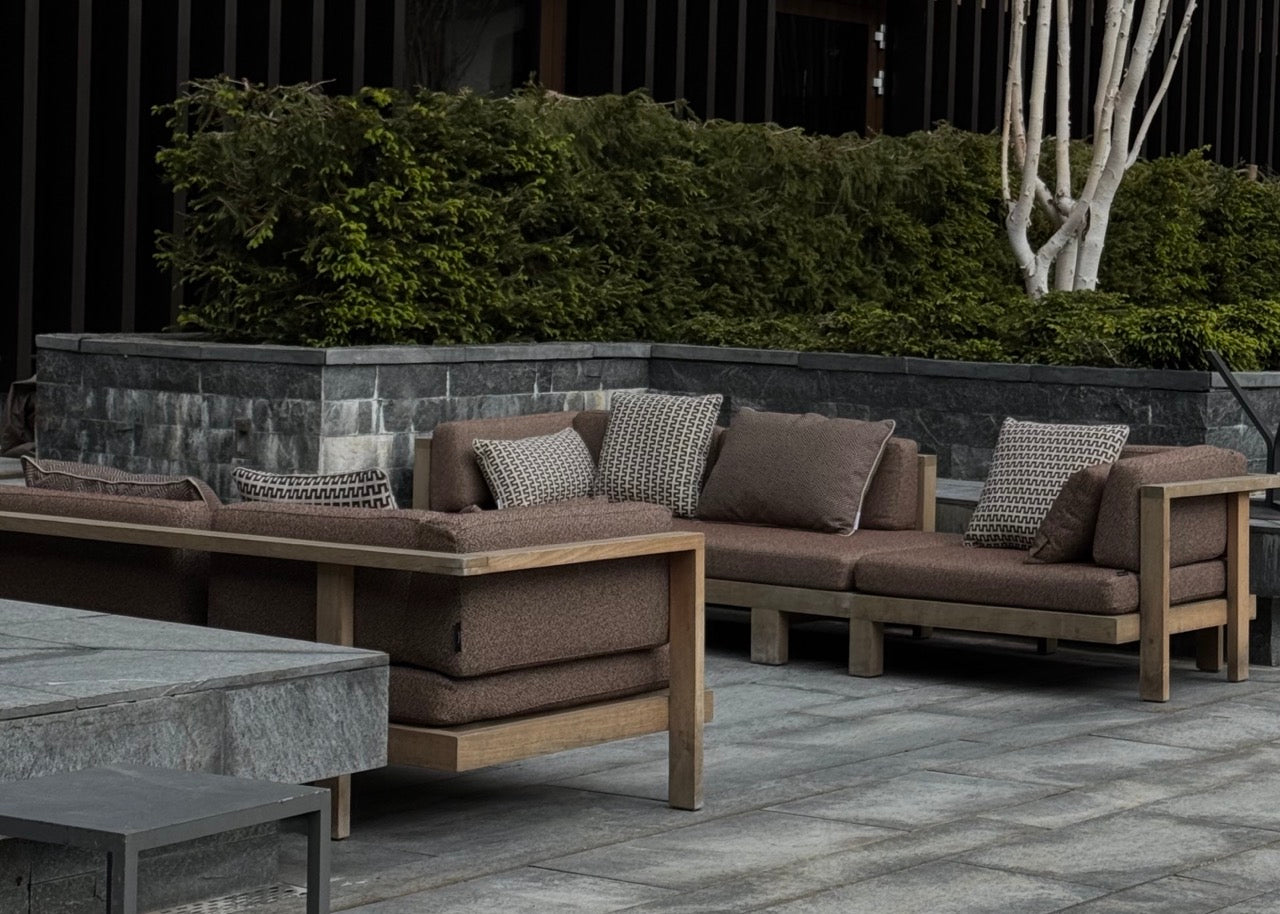 Outdoor- Öounge m Courtard des The hedi Andermatt mit neuen maßgefertigten Matratzen, hochwertigen Acryl-Textilien und Kissen aus der aktuellen Martin-Gabriel-Kollektion 