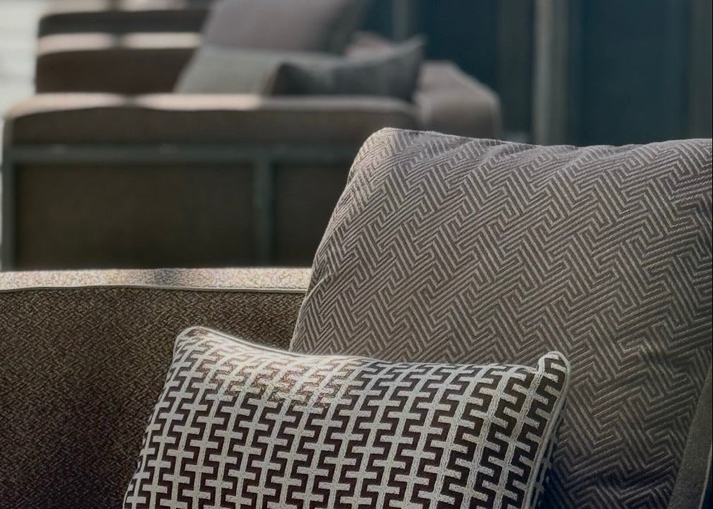 Outdoor-Lounge im Courtyard des The Chedi Andermatt mit neuen maßgefertigten Matratzen, hochwertigen Acryl-Textilien und vielen schönen Deko-Kissen 