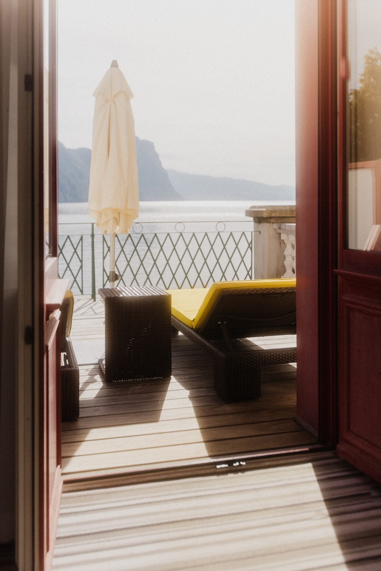 Detailaufnahme einer gelben outdoor-Liegeim Vitznauer Hof, gefertigt us hochwertigem, wetterfestem Acrylstoff