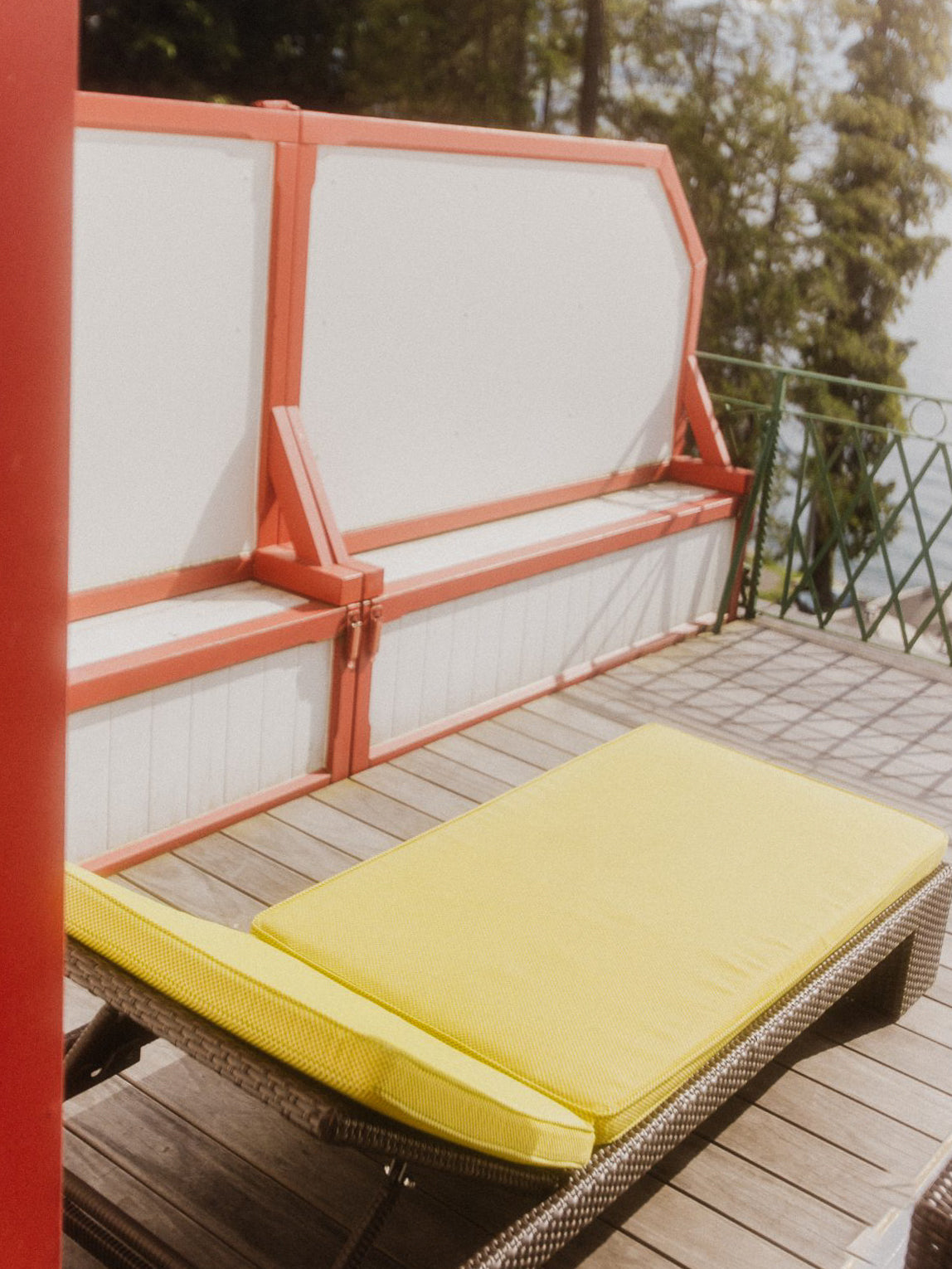 gelbe outdoor-Daybeds auf der Terrasse des Vitznauer Hofs, passend zu den historischen Fassadenfarben des Hotels 