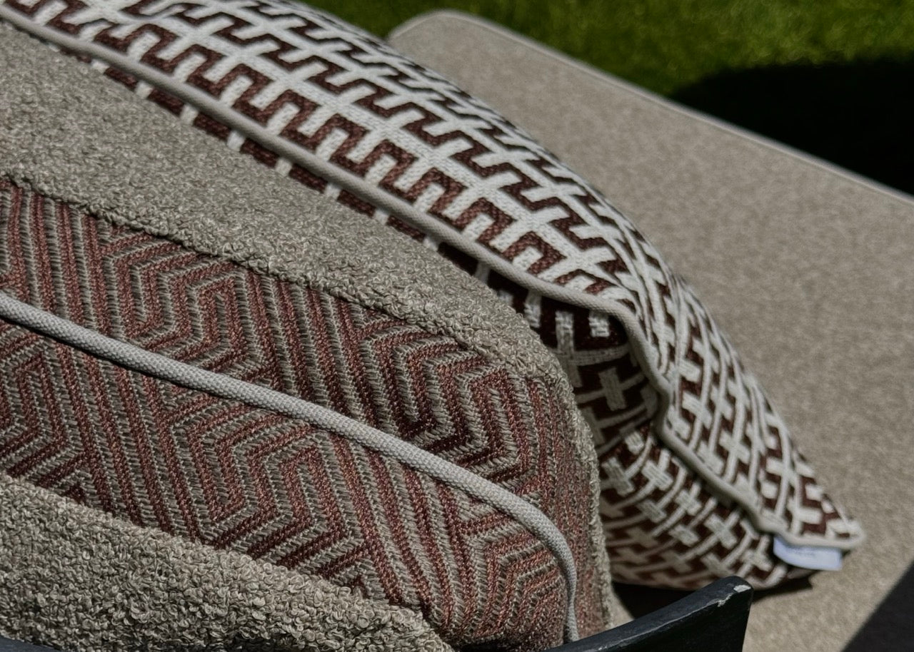 Detailaufnahme eines maßgefertigten Outdoor-Kissens für den Courtyard im The Chedi Andermatt, gefertigt aus hochwertigem Acrylmaterial mit Mittelkeder und besonderer Verarbeitung - ein Textl, das auch von Molteni in Italien verwendet wird. 