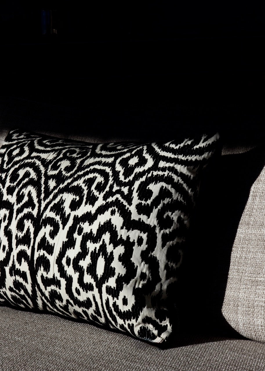 Martin Gabriel Designkissen Modell Relief Noir schwarz weisse relief struktur mit ornament muster auf sofa in grau 