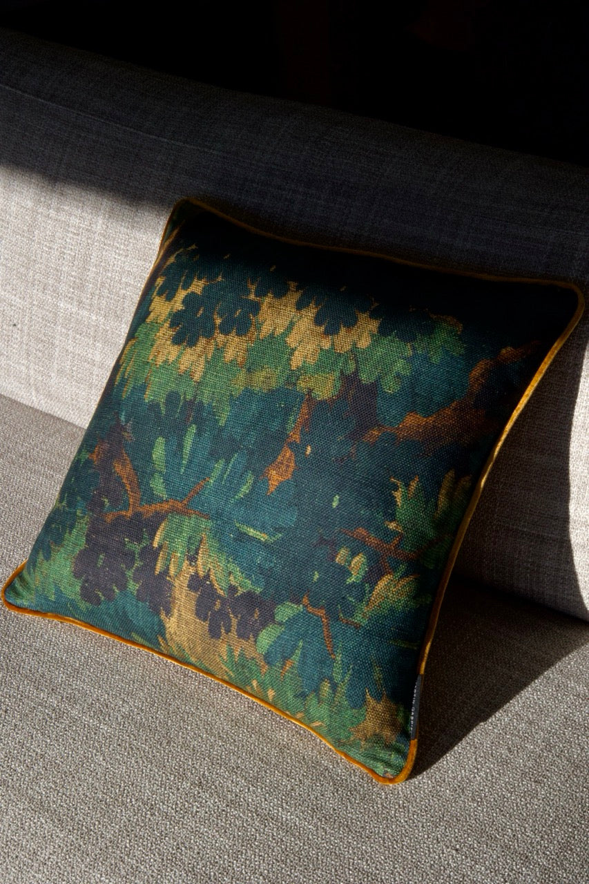 Martin Gabriel Designkissen Modell Schwarzwald mit naturfarben und baum motiv auf einem sofa mit schatten