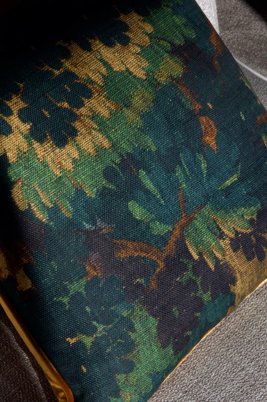 Martin Gabriel Designkissen Modell Schwarzwald mit bäumen in goldigen herbstfarben auf sofa