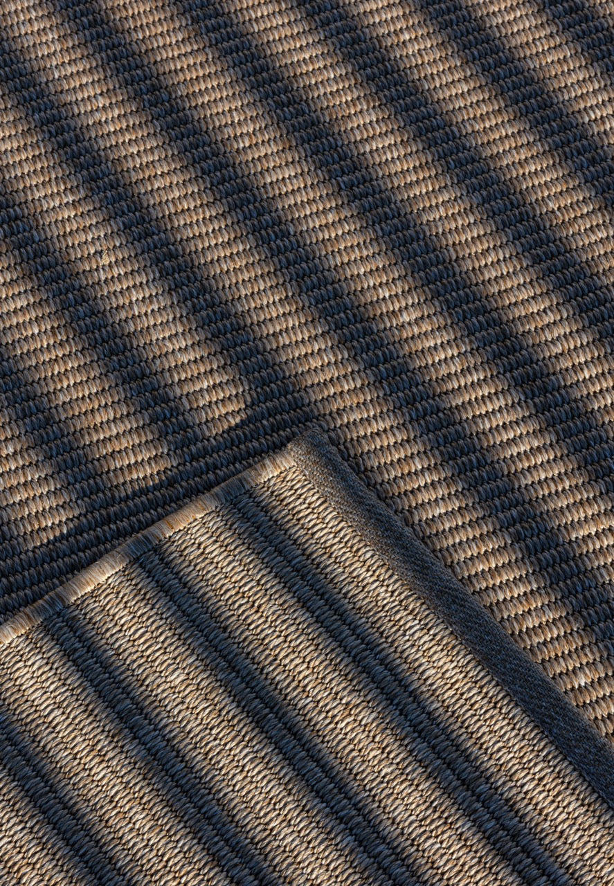 Outdoor Teppich nahaufnahem in schatten taupe farben mit struktur 