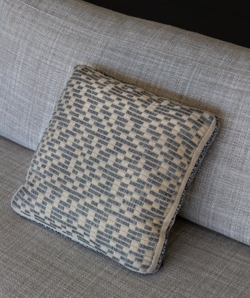 Martin Gabriel Dekokissen Blue wave leinen auf sofa 